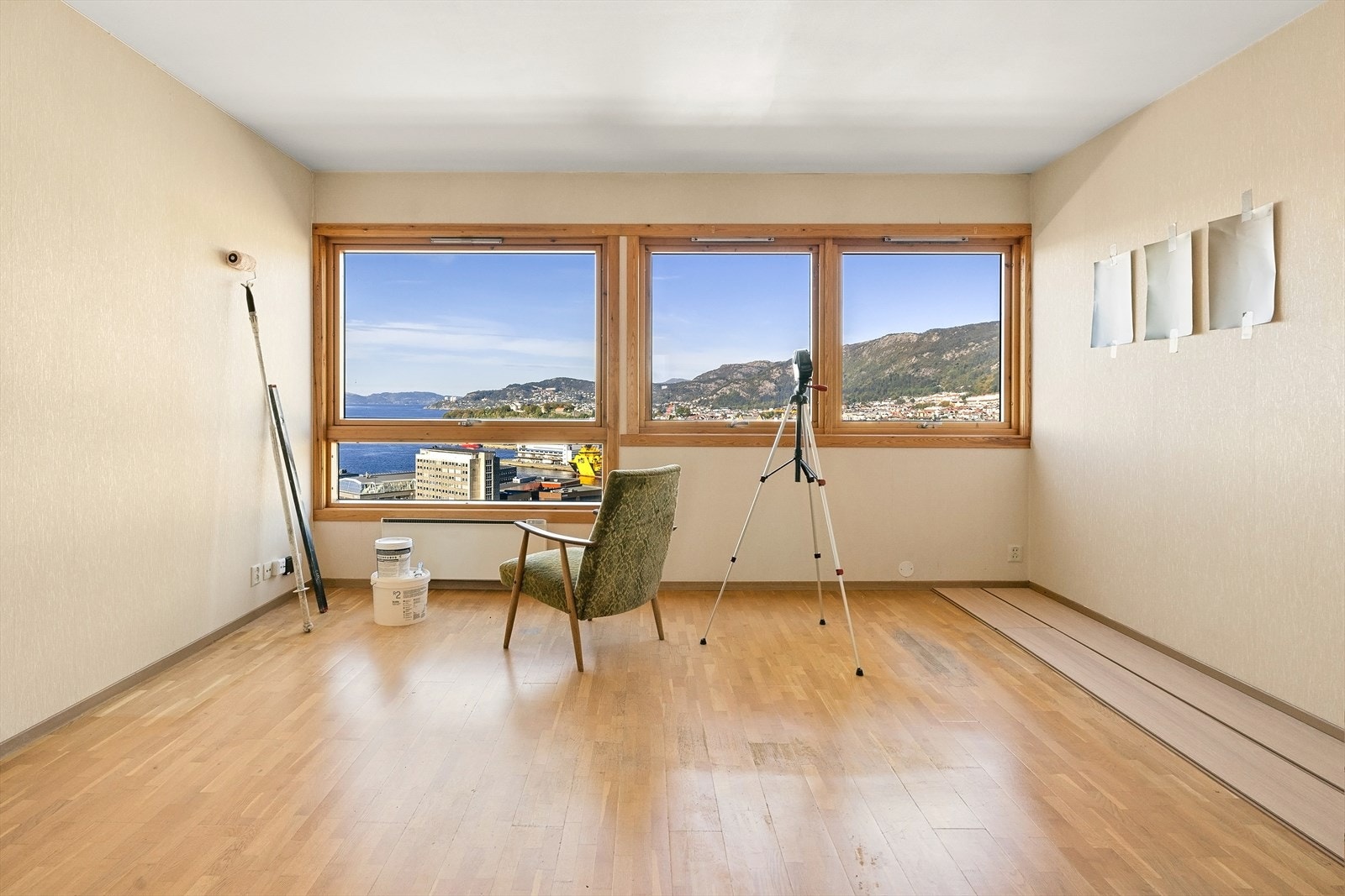 En praktisk stue med store vindusflater som gir godt med lysinnslipp og utsikt Galleribilde