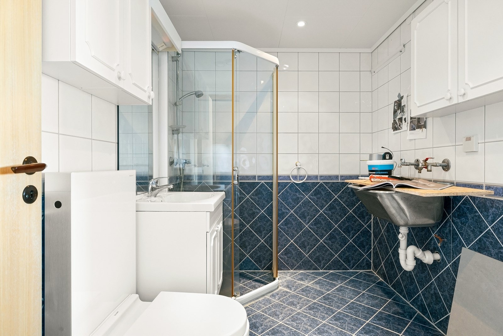 Flislagt baderom med termostatstyrte varmekabler i gulv og opplegg for vaskemaskin Galleribilde