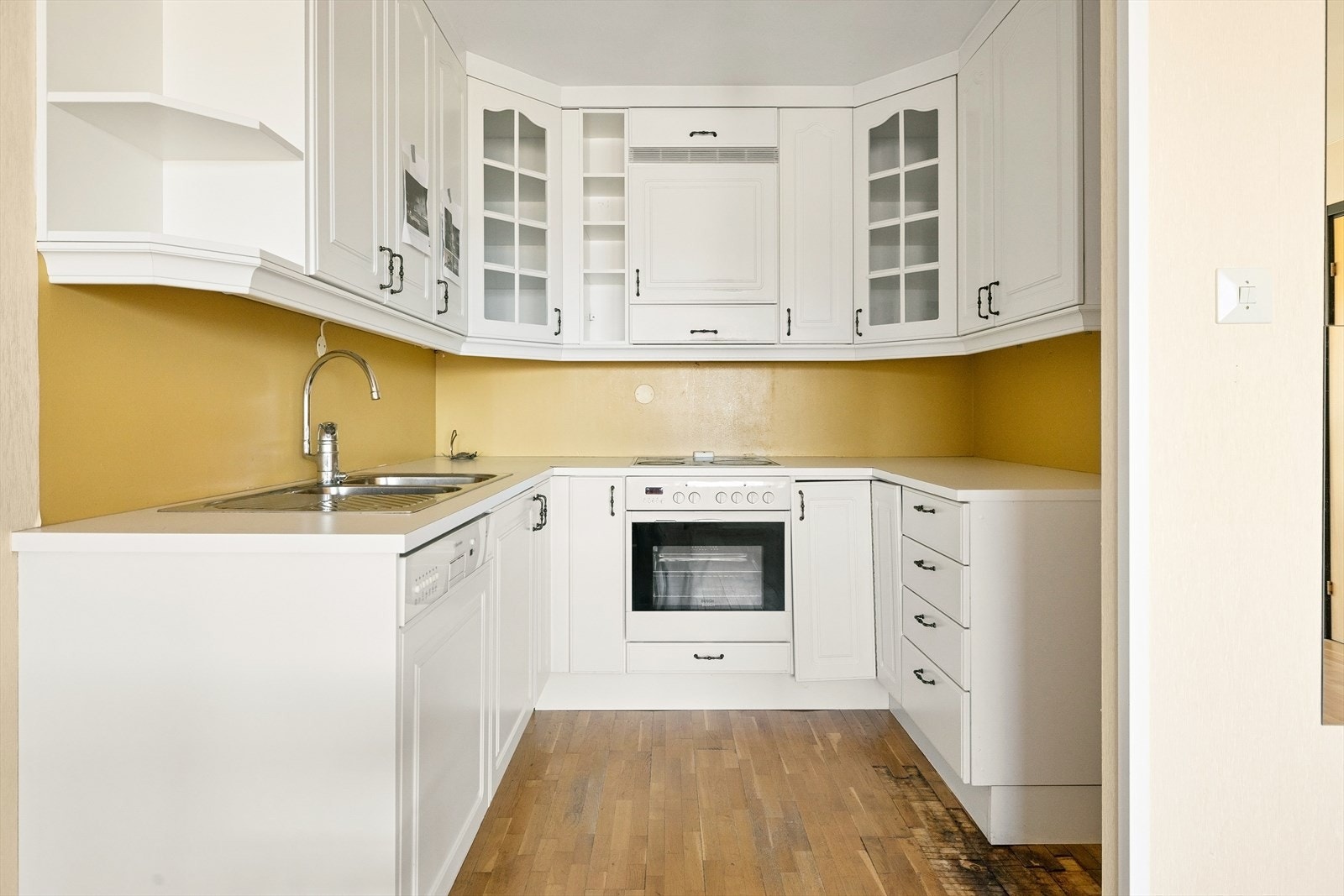 Hvit innredning med profilerte fronter og takhøye skap Galleribilde