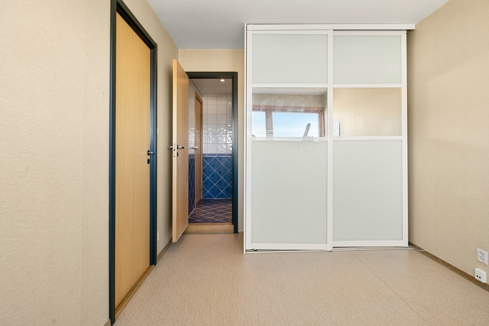 Praktisk skyvedørsgarderobe med mye oppbevaringsplass Galleribilde