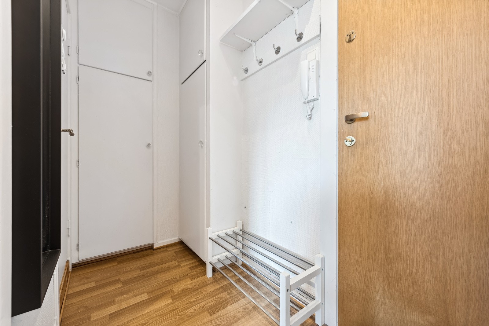 Entreèn er et fint rom til å ønske venner og familie velkommen. Dørcalling. Isolert entredør. Galleribilde