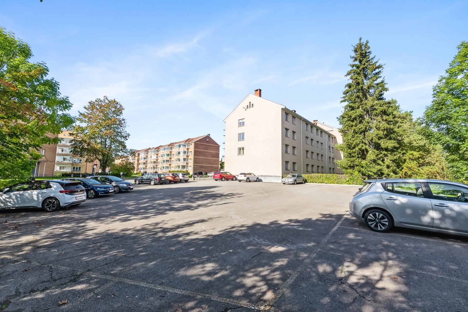 Borettslagets parkeringplass. Galleribilde