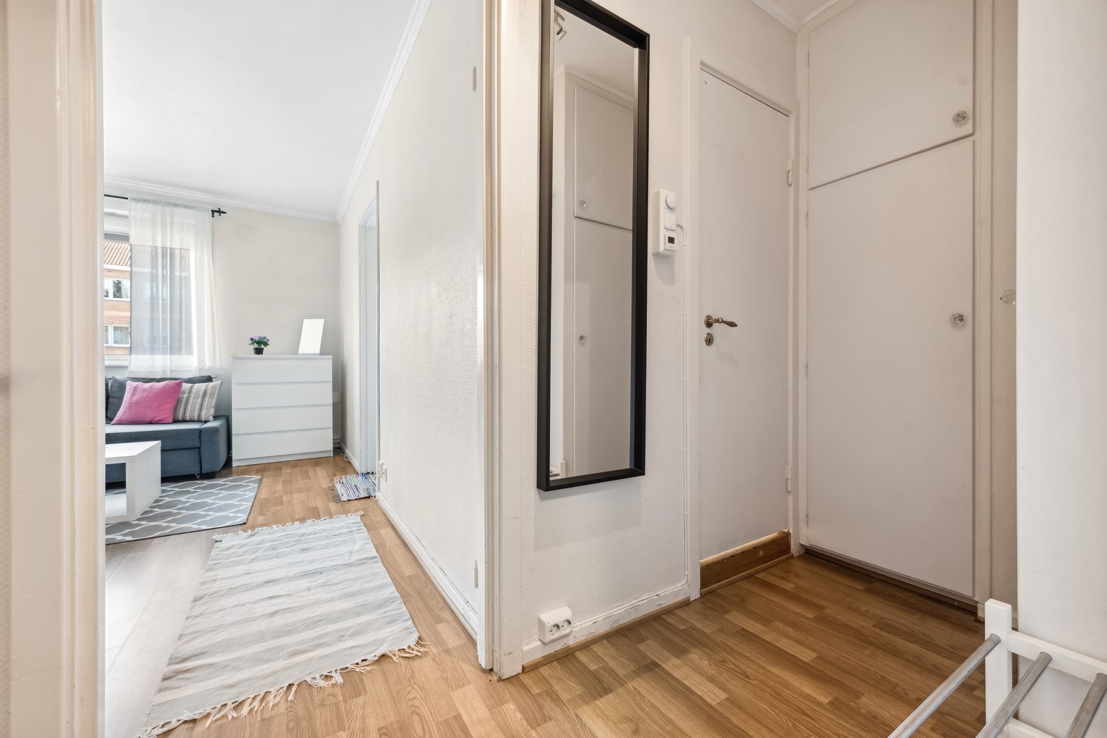 Entreèn er et fint knytepunkt i leiligheten. Godt med garderobeplass Galleribilde