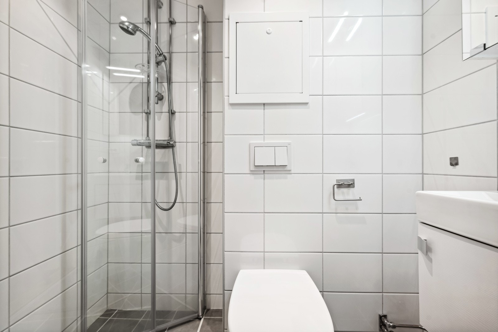 Bad ble rehabilitert i regi av brl. i 2018. Godt valg av fliser, varmekabler, downlights. Romslig rom. Galleribilde