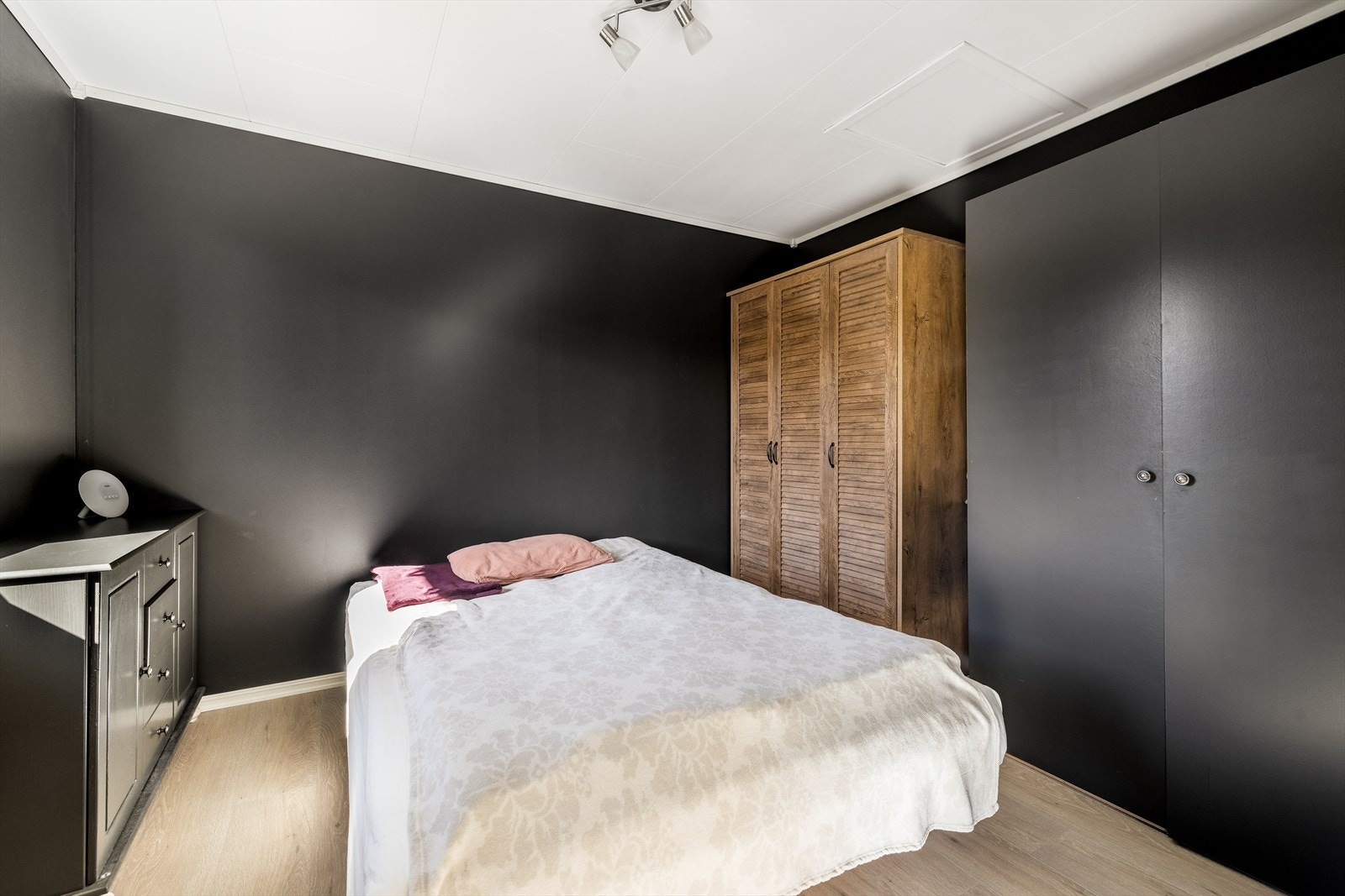 Soverom nr. 1 er 10 kvm stort, og har laminat på gulv og malte flater på vegger. Her er det montert garderobeskap. Galleribilde