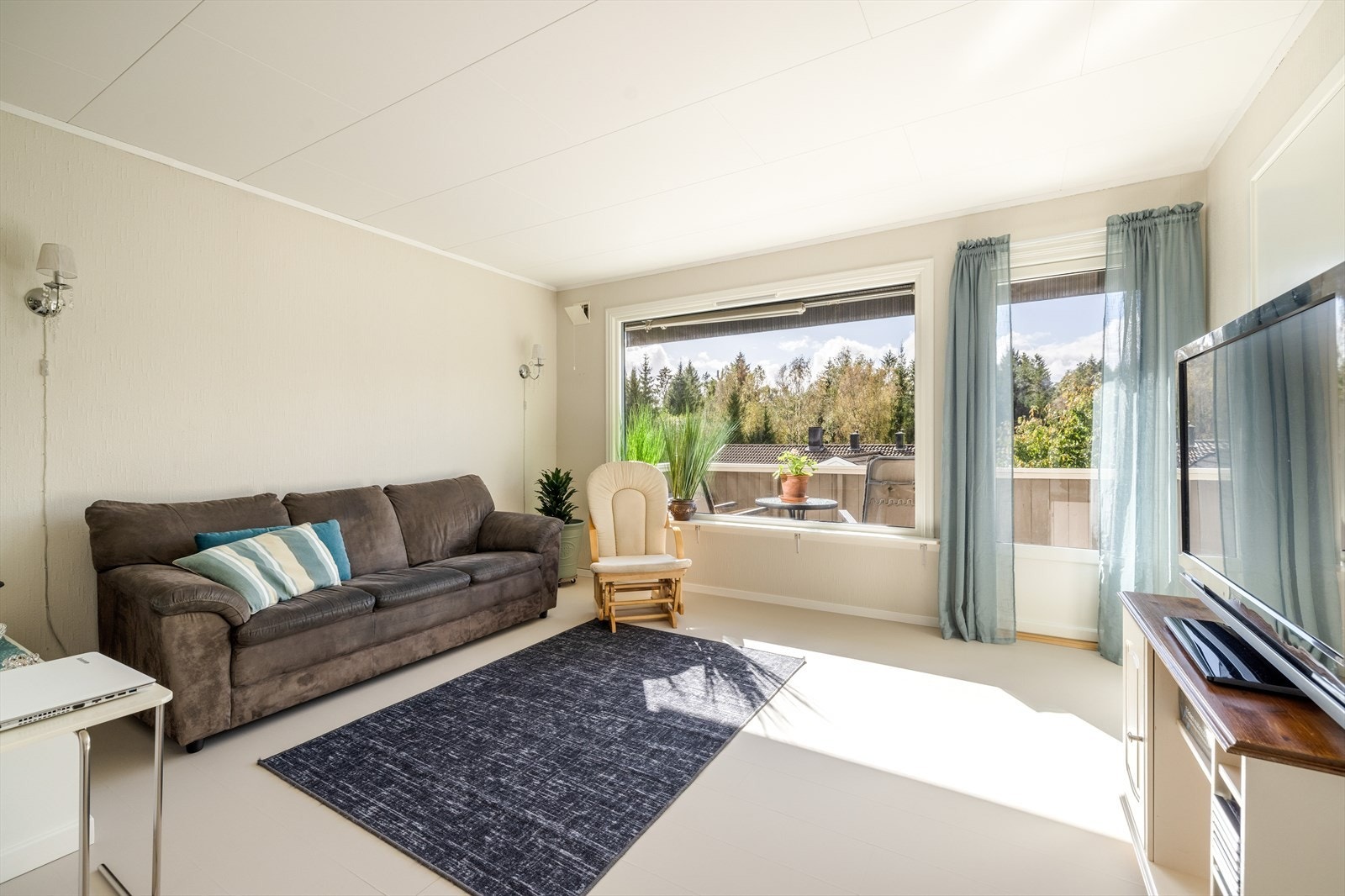 Boligen fremstår som hyggelig og innholdsrik del av tomannsbolig fra 1984. Deler av boligen har oppussingsbehov.
Vinduene ble byttet i 2020 i regi av borettslaget. Fastkarmsvinduet i stuen ble byttet i 2024, balkongdør i 2018 og ytterdør i 2016.. Galleribilde