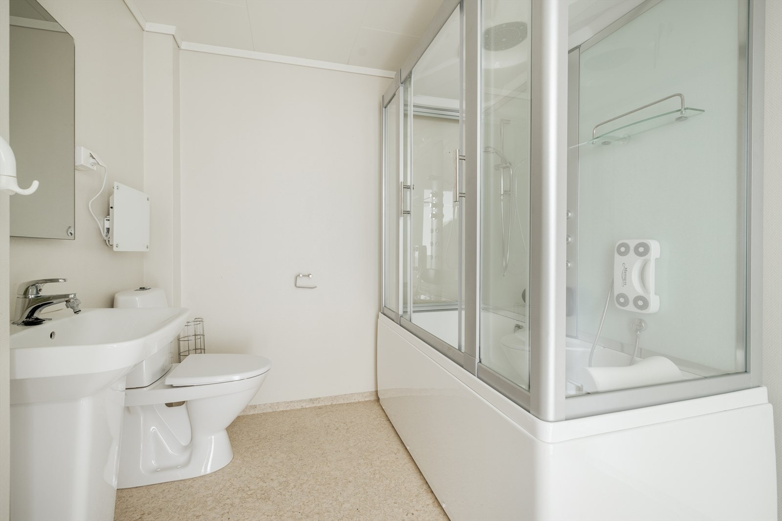 Lyst bad fra 2012 på 6 kvm med vinylbelegg på gulv og glassfiberstrie på vegger. Badet har badekar med dusjvegger, toalett og søylevask. Badekar er byttet i 2024. Avtrekksvifte i vegg. Galleribilde