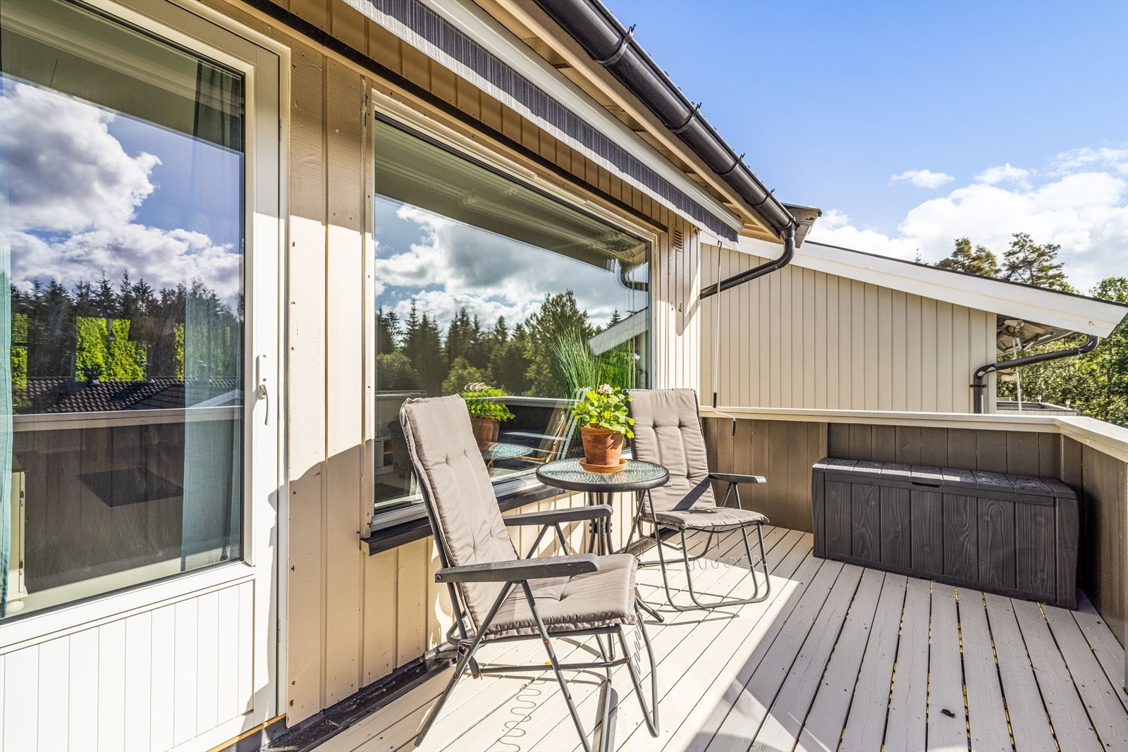 Verandaen er 9 kvm stor, og har god plass til utemøbler. Fra verandaen er det inngang til stuen. Galleribilde