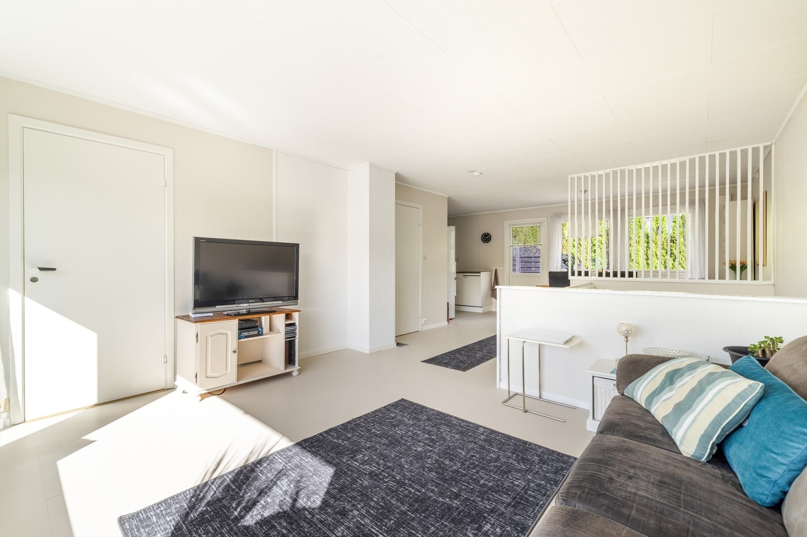 Stuen er lys og romslig, og har god plass til sofagruppe og spisestuebord. Det er åpen løsning inn til kjøkkenet, og rommet er til sammen 41 kvm stort. Galleribilde