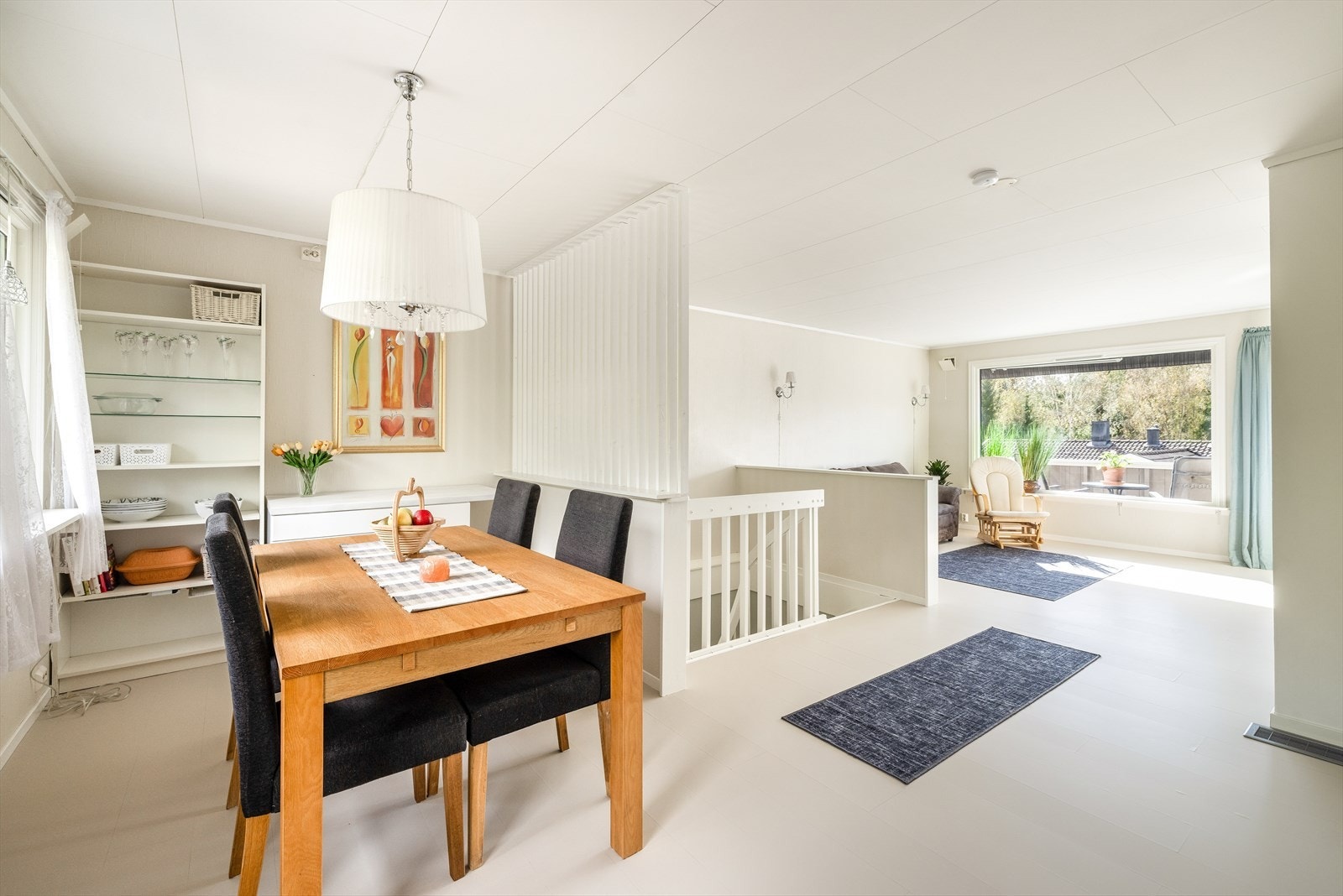 Sentralt i rommet er det pipe, men det er ikke montert ildsted. Galleribilde