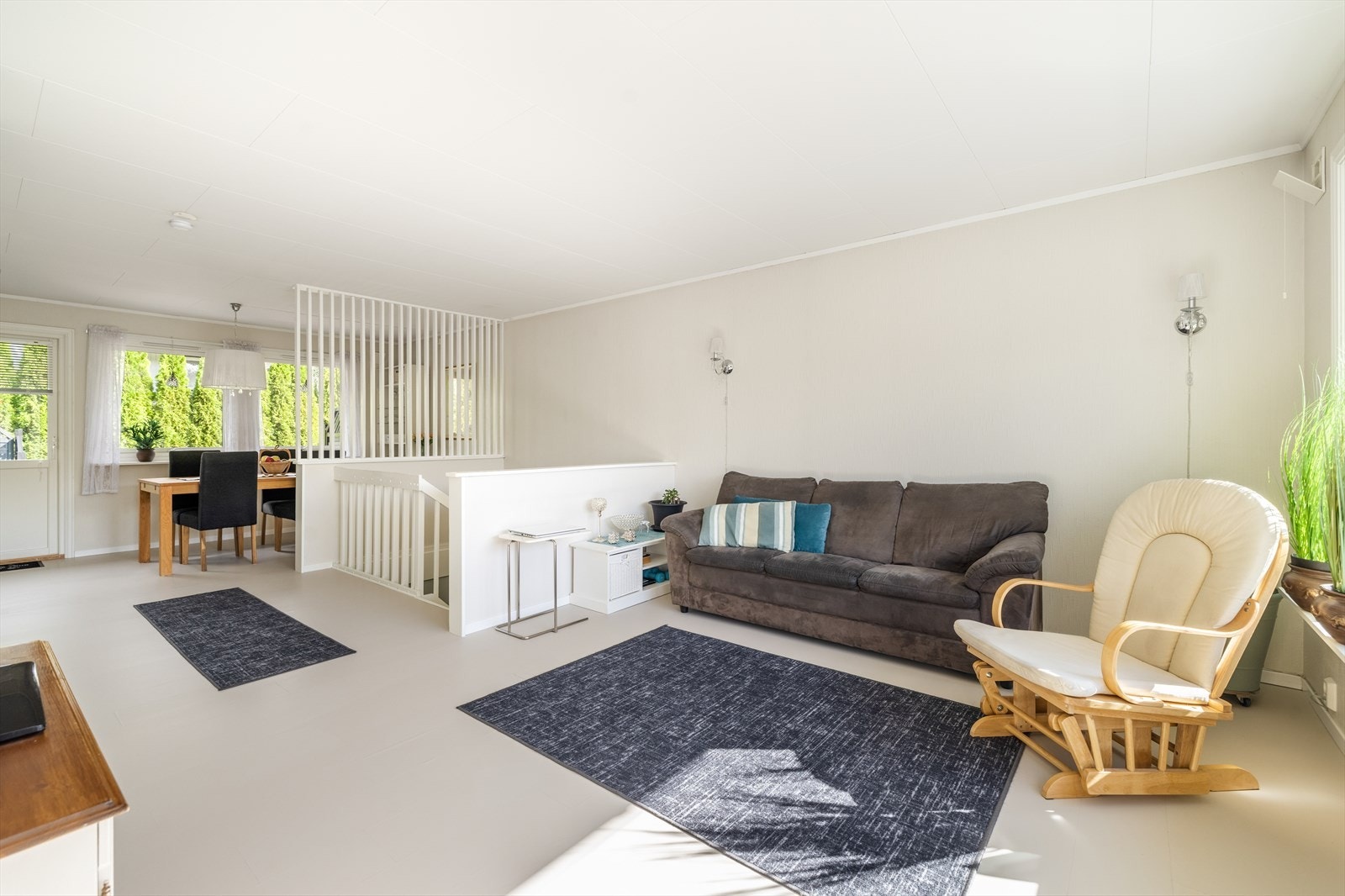 Det er laminat på gulv og tapet på vegger. Galleribilde