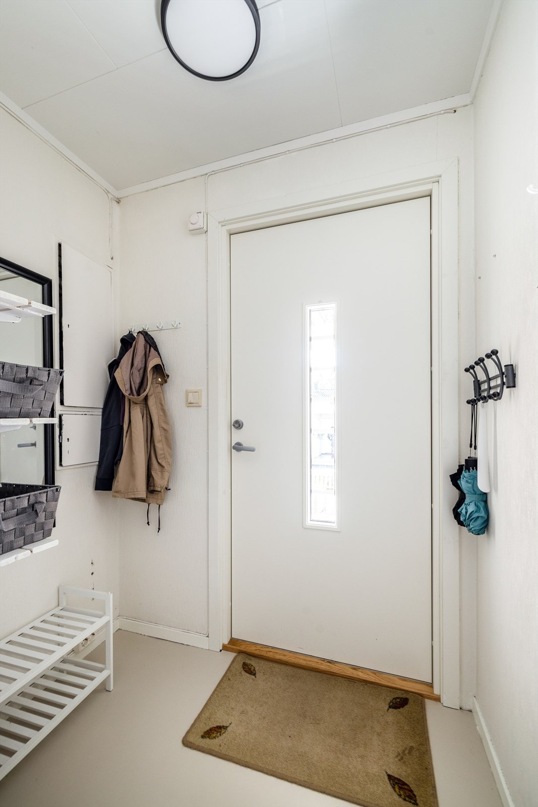 Gangen er 11 kvm stor, og har laminat på gulv og tapet på vegger. Det er varmekabler i gulv.
I entreen er det malt belegg på gulv og tapet på vegger. Også her er det varmekabler. Entreen er 2 kvm stor. Galleribilde