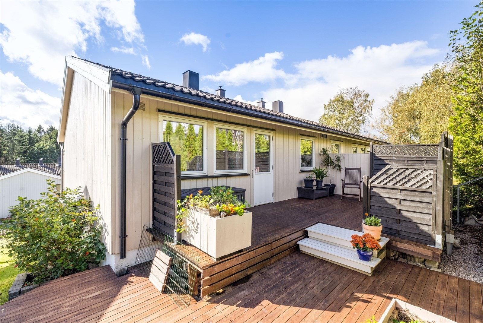 Uteplassen er tillaget med en usjenert veranda med levegger og to trappetrinn ned til en romslig terrasse. Det er tillaget støttemur og tujahekk ut mot veien. Arbeidet med uteplassen ble ferdigstilt i 2017 ifølge selger. Uteplassen er til sammen 34 kvm. Galleribilde