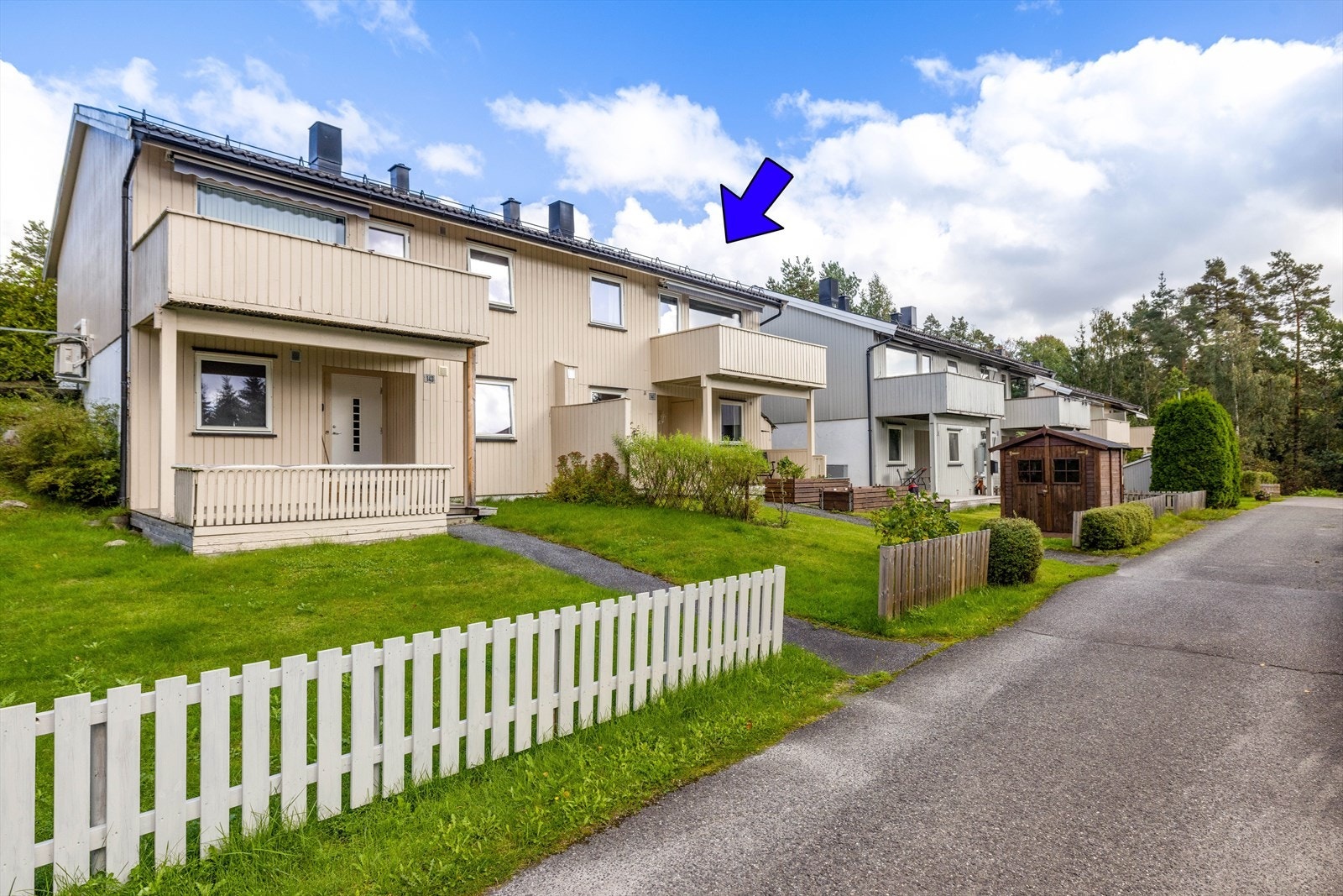 Langs internveien i borettslaget er det et hyggelig stakittgjerde. Galleribilde