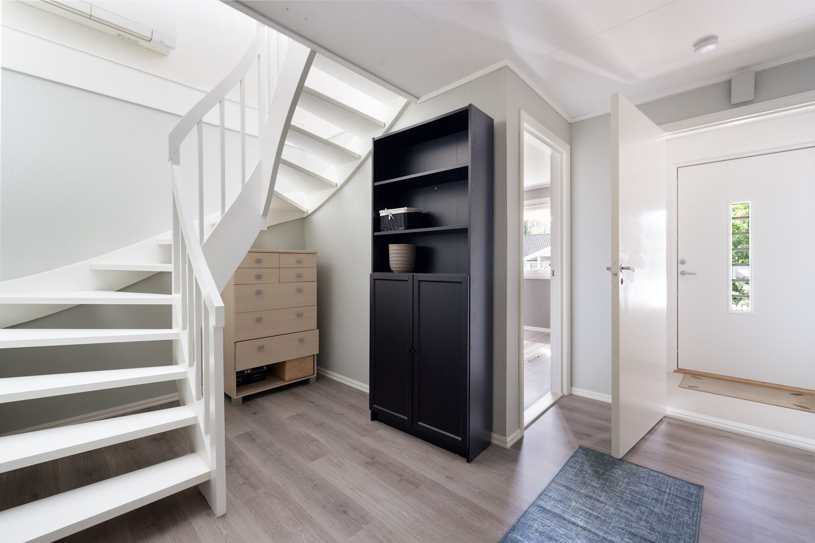 I boligens underetasje er innholdsrik med blant annet to soverom, bad, vaskerom og to boder. Galleribilde