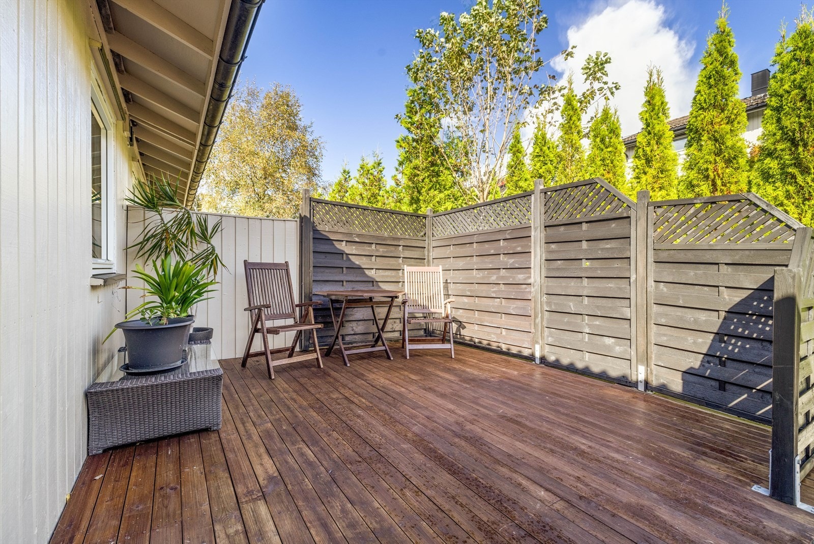 Lun og hyggelig uteplass Galleribilde