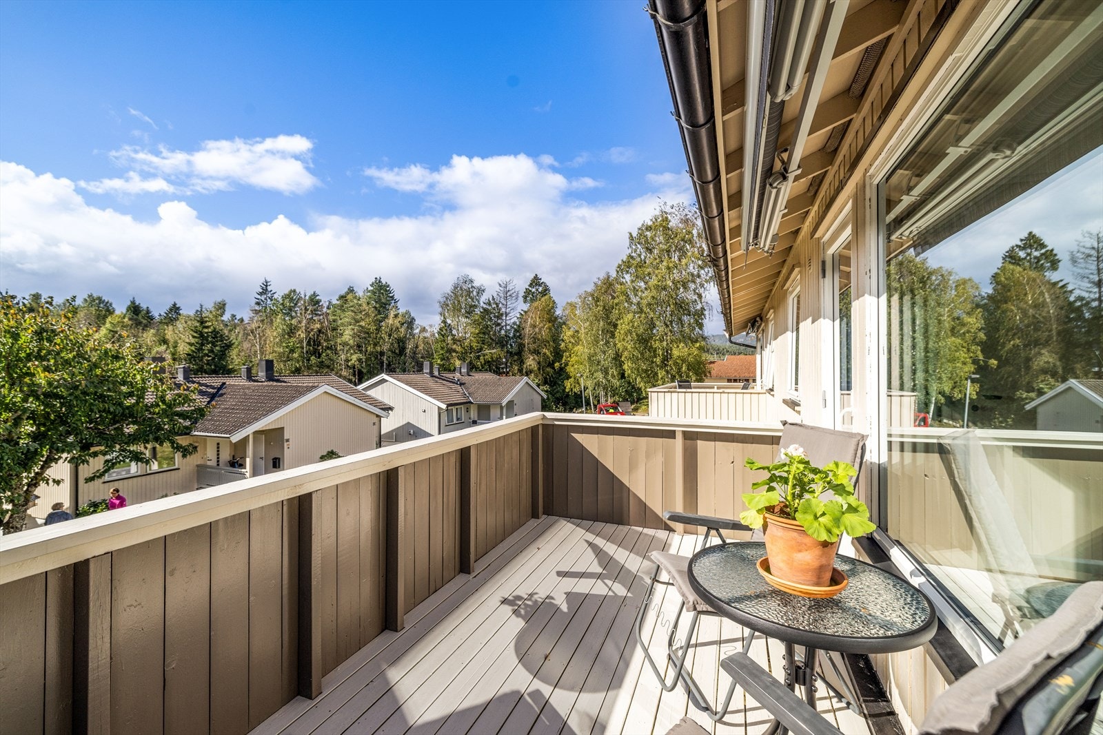 Boligen ligger fint til på Gulset tilknyttet Granåsen III borettslag, og har flere flotte, solrike uteplasser. Her er det blant annet en sørvestvent veranda med fin utsikt ut over nærområdet. Galleribilde
