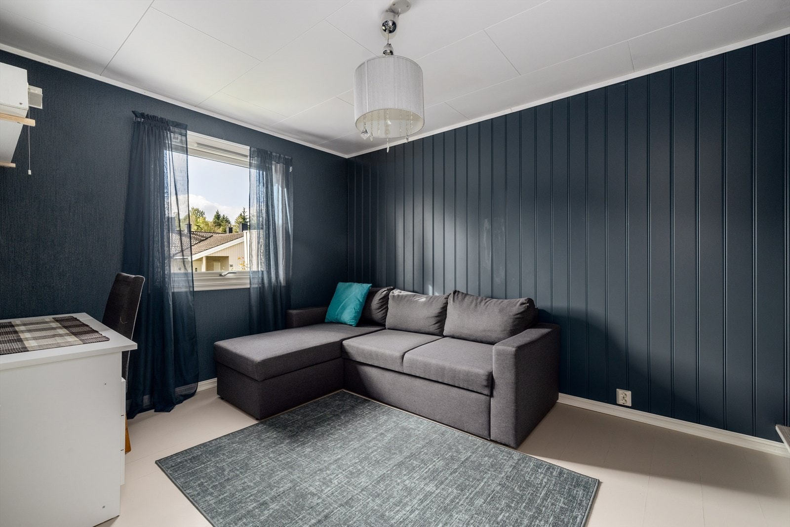 Soverom nr. 2 er 11 kvm stort, og har malt laminat på gulv og malt tapet/MDF-panel på vegger. Det er montert garderobeskap på soverommet. Galleribilde