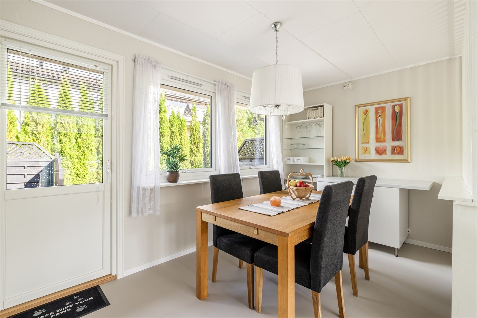 Ved spisestueplassen er det utgang til en flott uteplass. Galleribilde