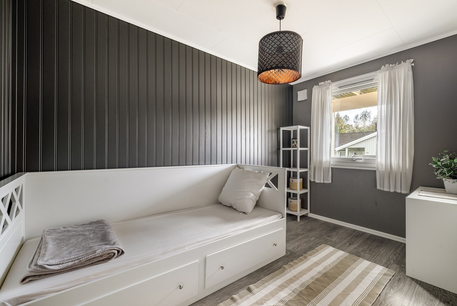 Soverom nr. 3 er 8 kvm stort, og har laminat på gulv og malt glassfiberstire på vegger. Bod er omgjort til soverom i alle leilighetene i borettslaget med lik planløsning som denne, 12 leiligheter. Vinduet ble også byttet ved brl. Galleribilde