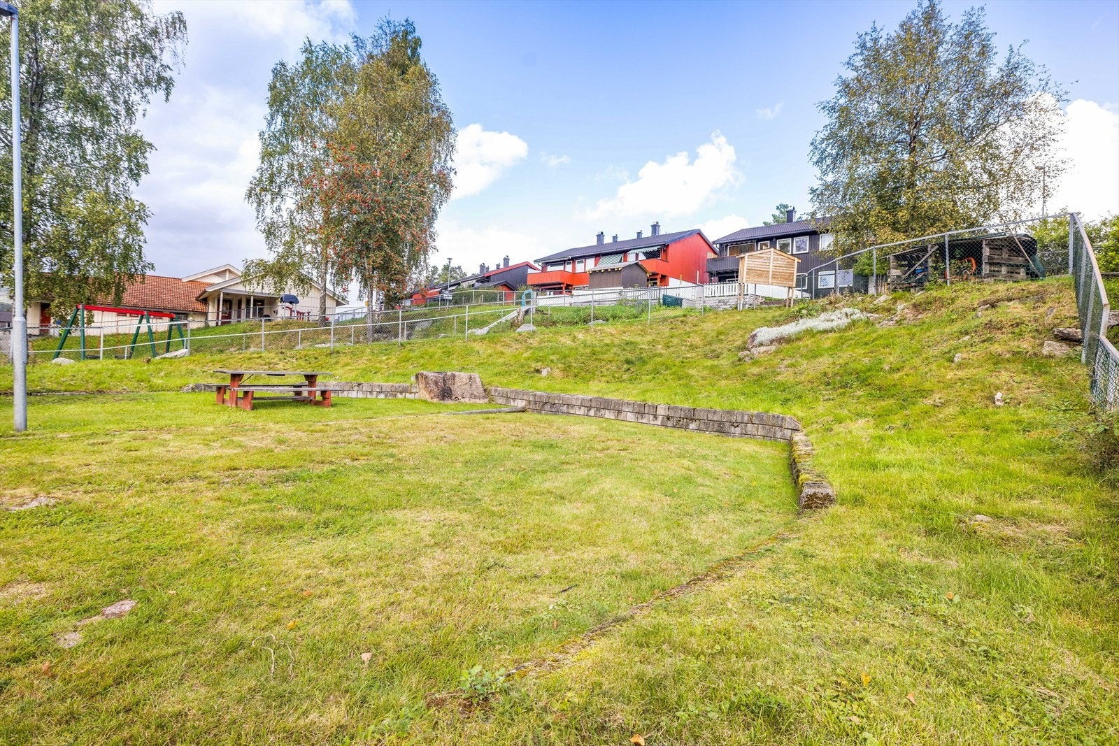 Borettslagets tomt er pent opparbeidet med asfalterte internveier, grøntarealer og lekeplass for barna. Felles parkeringsplass og 4 elbilladere vil være på plass i løpet av oktober. Ventelisteordning på garasje. Galleribilde