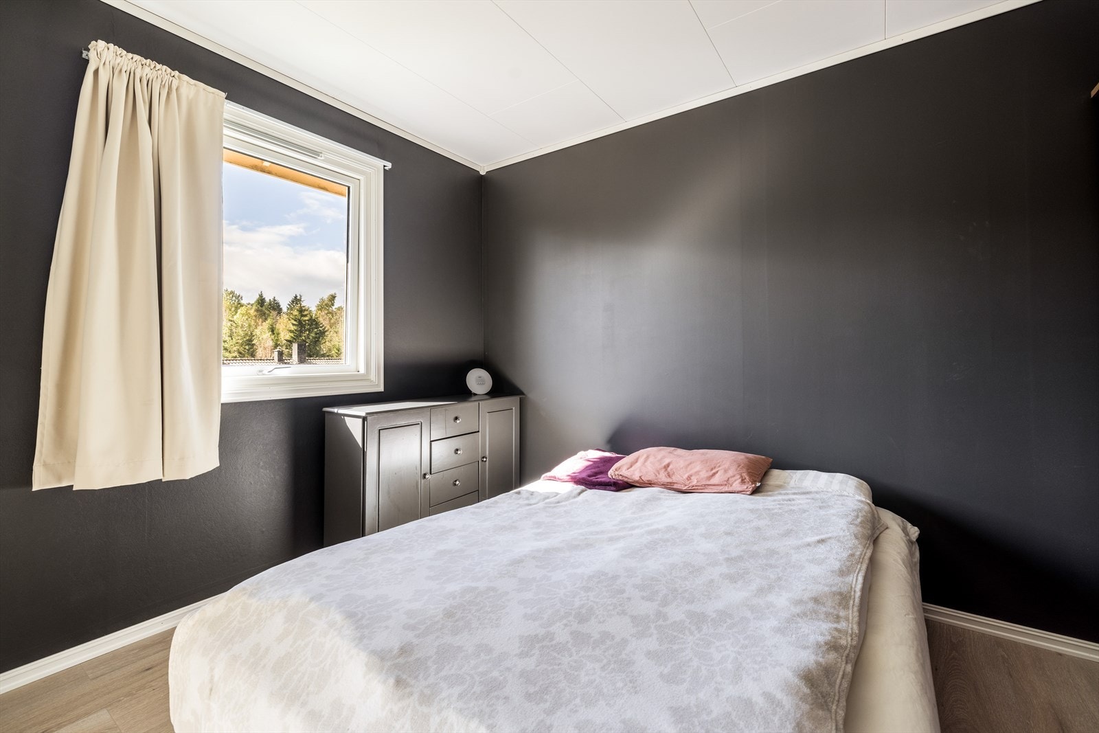 I boligen er det i dag tre soverom, hvor et ligger i boligens 1. etasje og to i underetasjen. Galleribilde