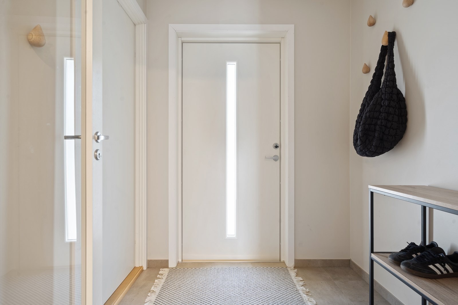 Velkommen inn! Forbi inngangsdøren venter en svært pent oppusset leilighet. Romslig entré med delikate fliser på gulv. Galleribilde