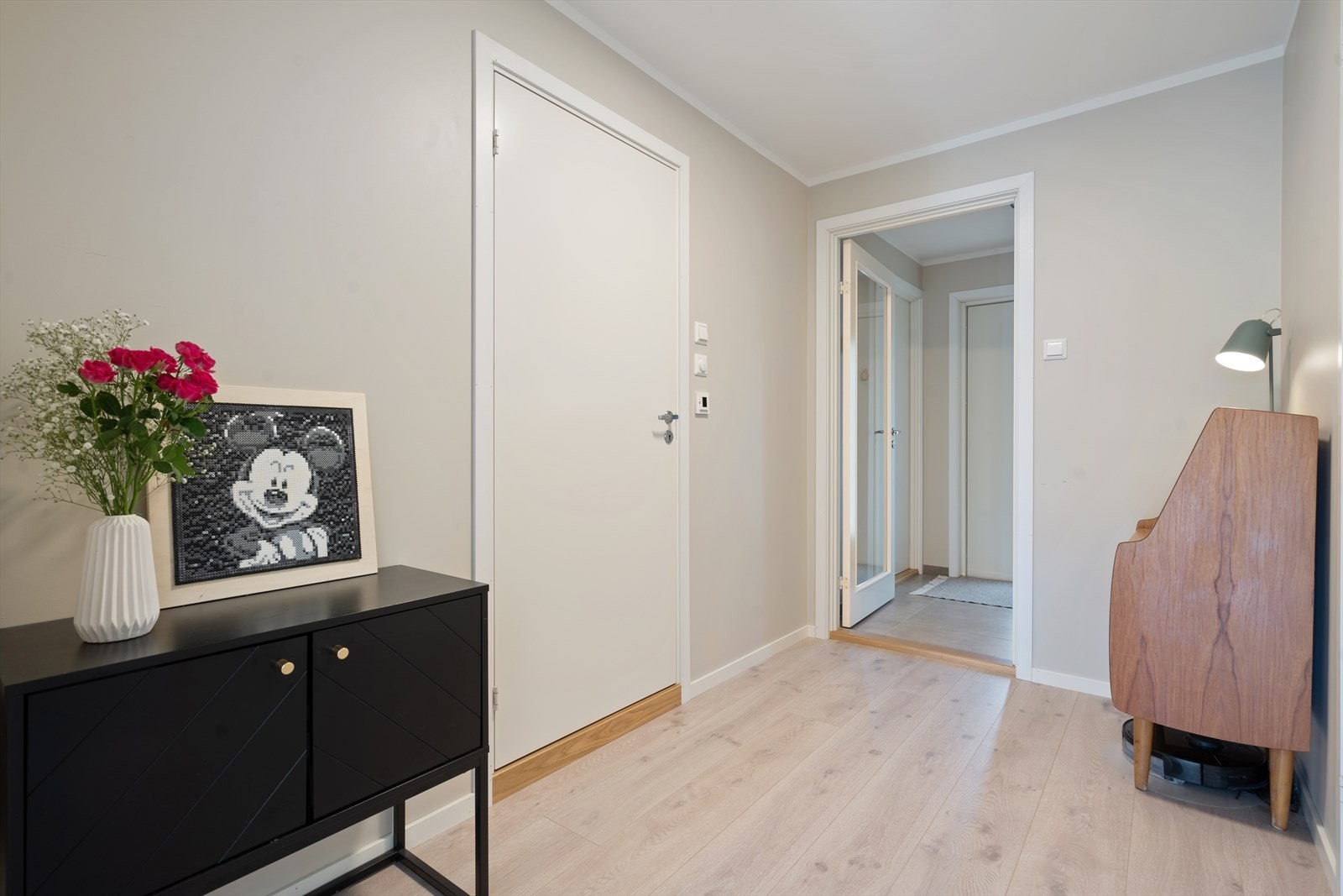 Gang med god plass for diverse oppheng av yttertøy. Galleribilde