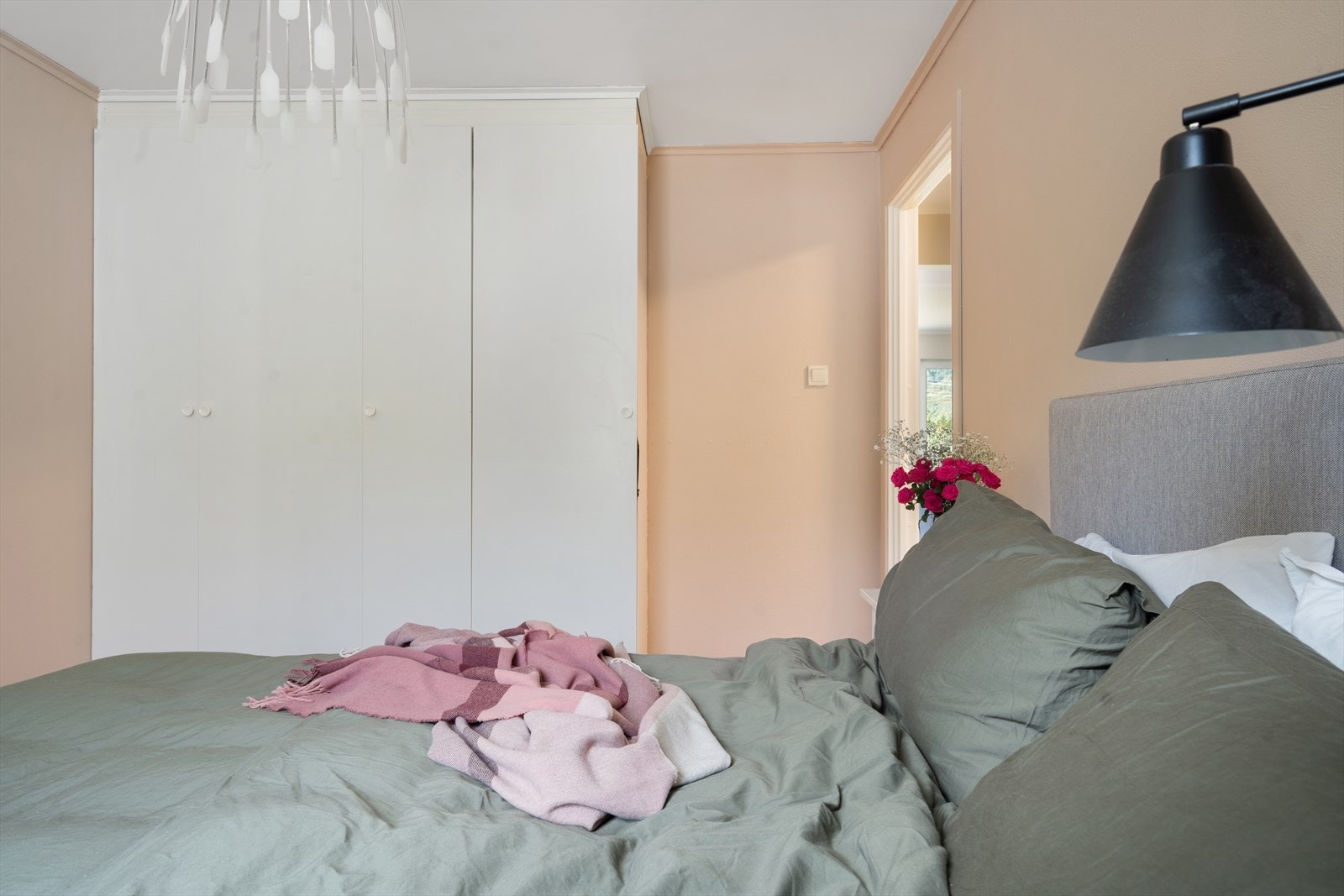 Hovedsoverom med praktisk garderobeskap. Galleribilde