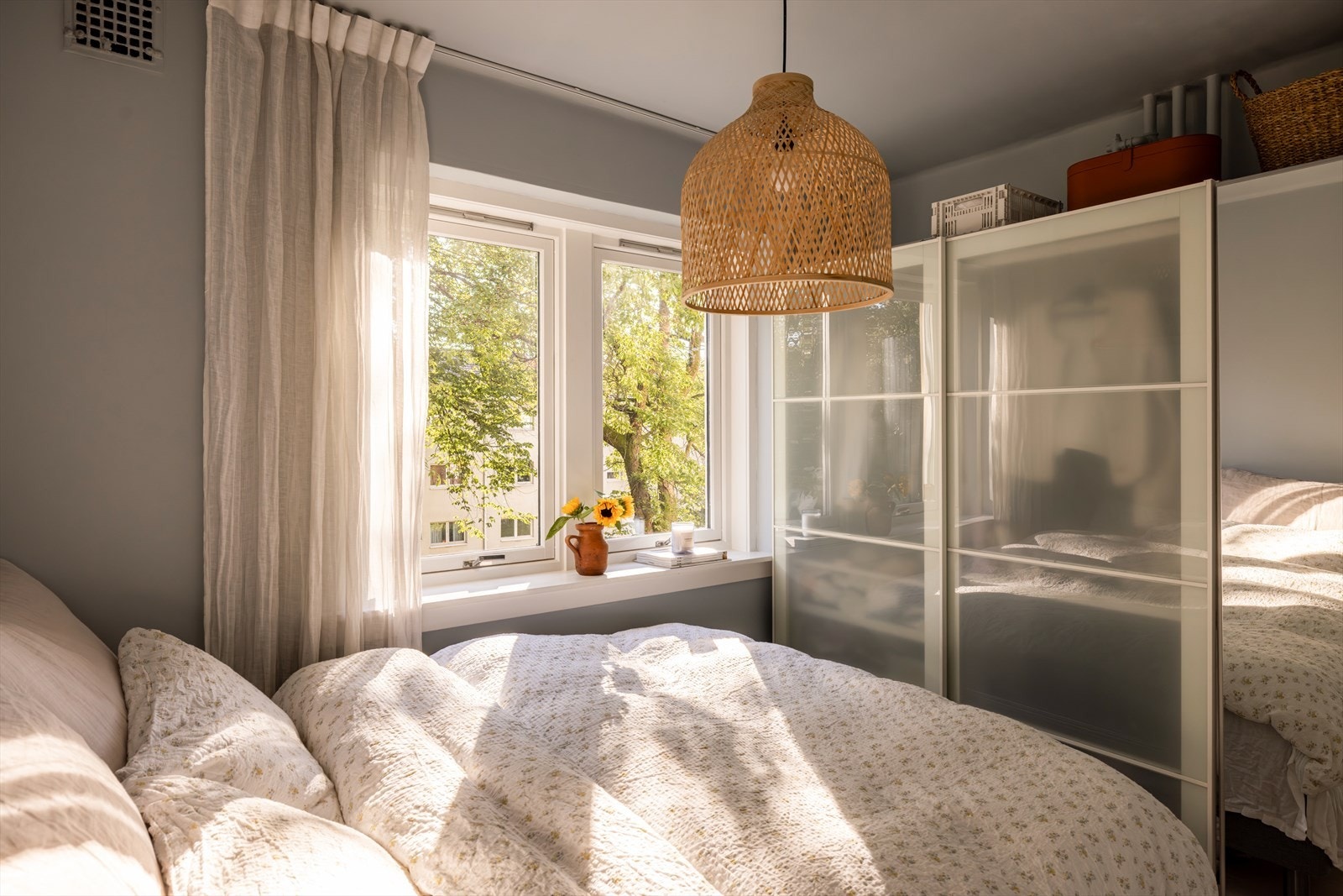 Svalt og nydelig soverom malt i dus og delikat blåtone. Dette herlige soverommet har store vinduer som slipper inn rikelig med lys og gir gode luftemuligheter. Galleribilde