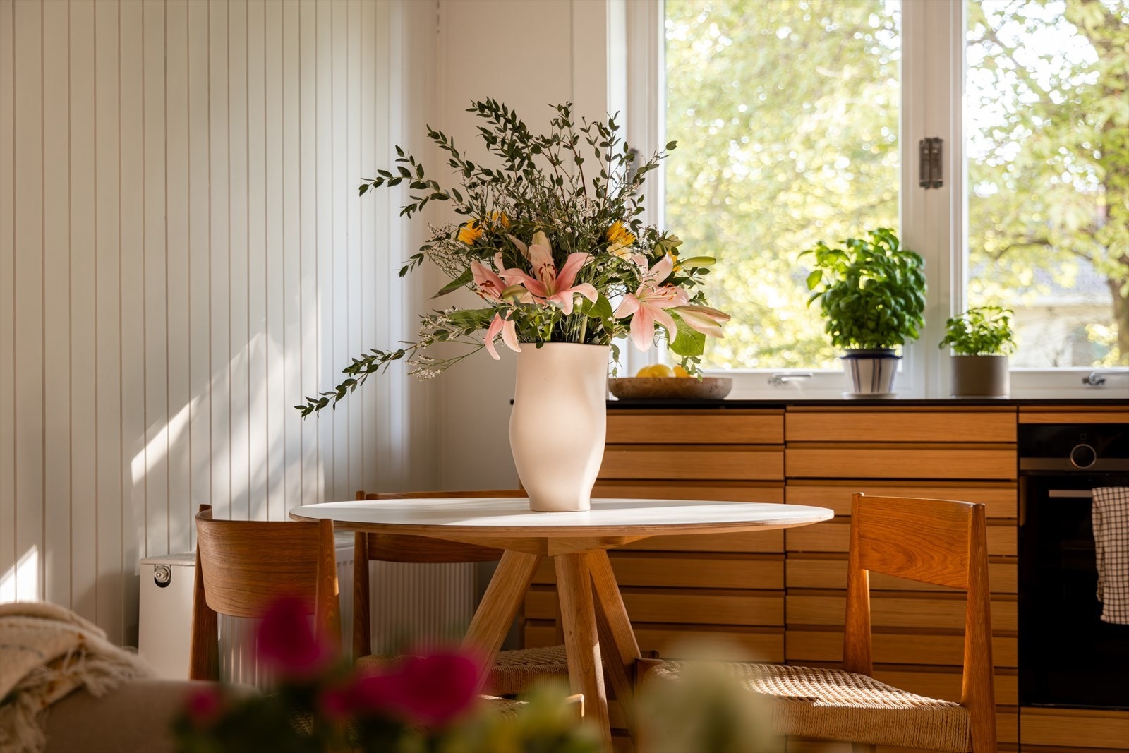 Store vinduer gir også nydelig lysinnfall og herlig kontakt med de grønne og idylliske omgivelsene i bakgården. Galleribilde