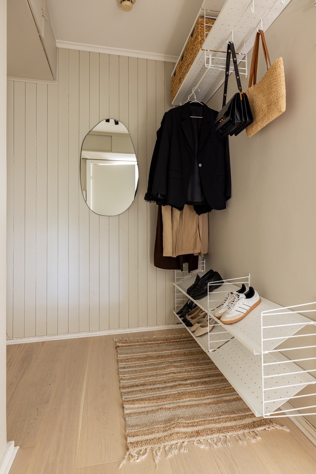 Velkommen inn til en hyggelig og innbydende entré med plass til klesoppheng eller garderobeskap. Galleribilde