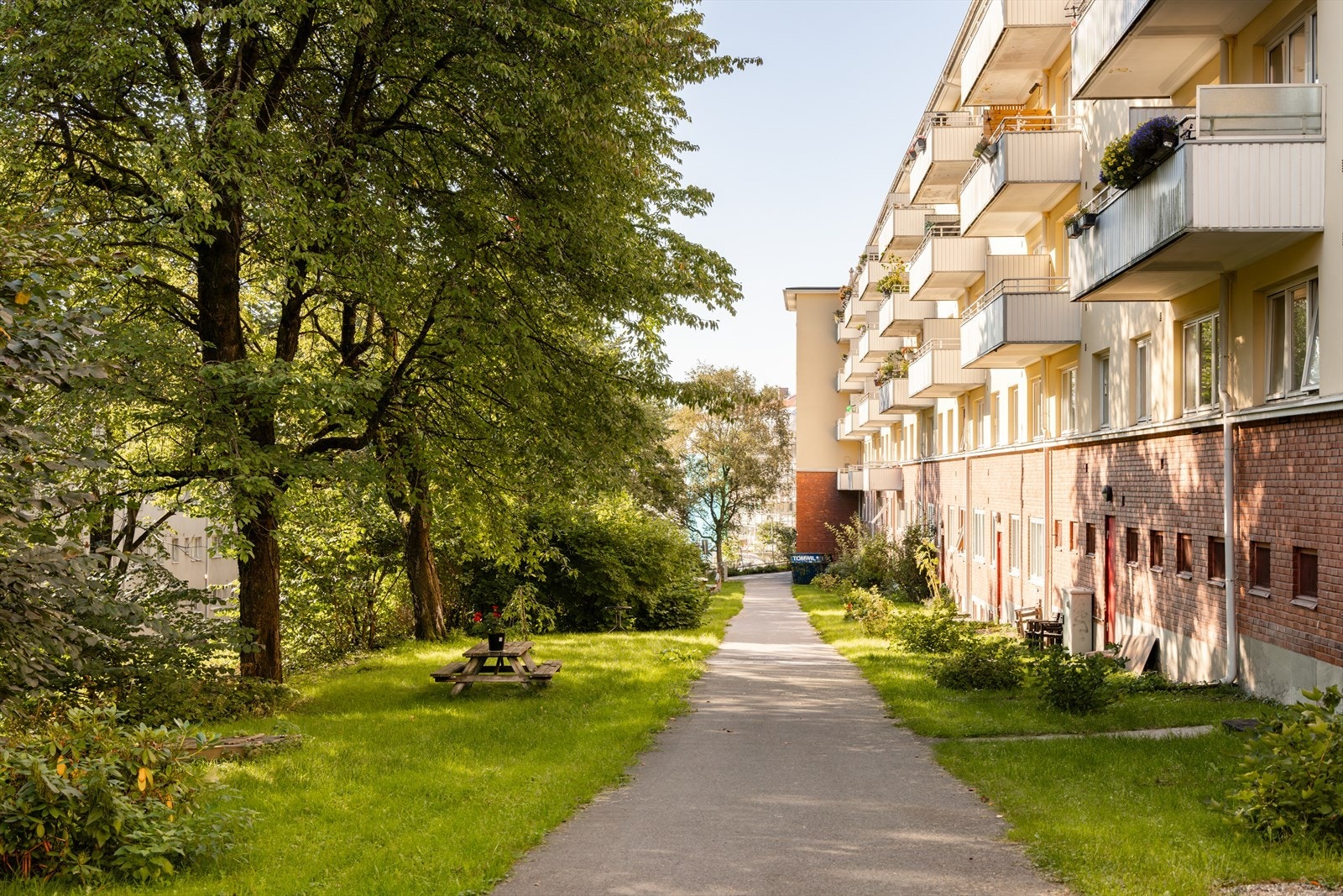 Leiligheten har en perfekt lokasjon vendt i sin helhet mot stille bakgård i tillegg til at eiendommen ligger i umiddelbar nærhet til vakre Iladalen park som er en rolig og grønn oase på hele 27 mål. Her bor du stille og rolig til samtidig som beliggenhet Galleribilde
