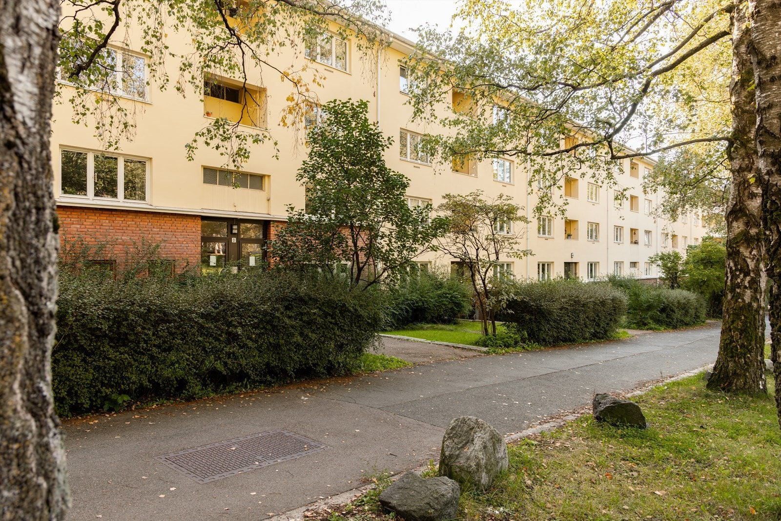 Leiligheten har adkomst fra Uelands gate men ligger skjermet fra vei da boligen i sin helhet vender mot rolig bakgård. Her bor du tilbaketrukket uten innsyn og støy. Galleribilde