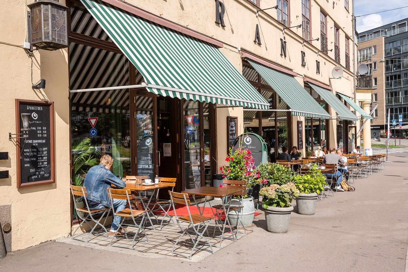 Tranen på Alexander Kiellands plass er populært og Åpent Bakeri selger ferske bakervarer, brunch fra kjøkkenet, sandwicher og kaffe. Fra kl 16 tar Lofthus Samvirkelag over driften og serverer fantastisk god pizza og drikke. Galleribilde