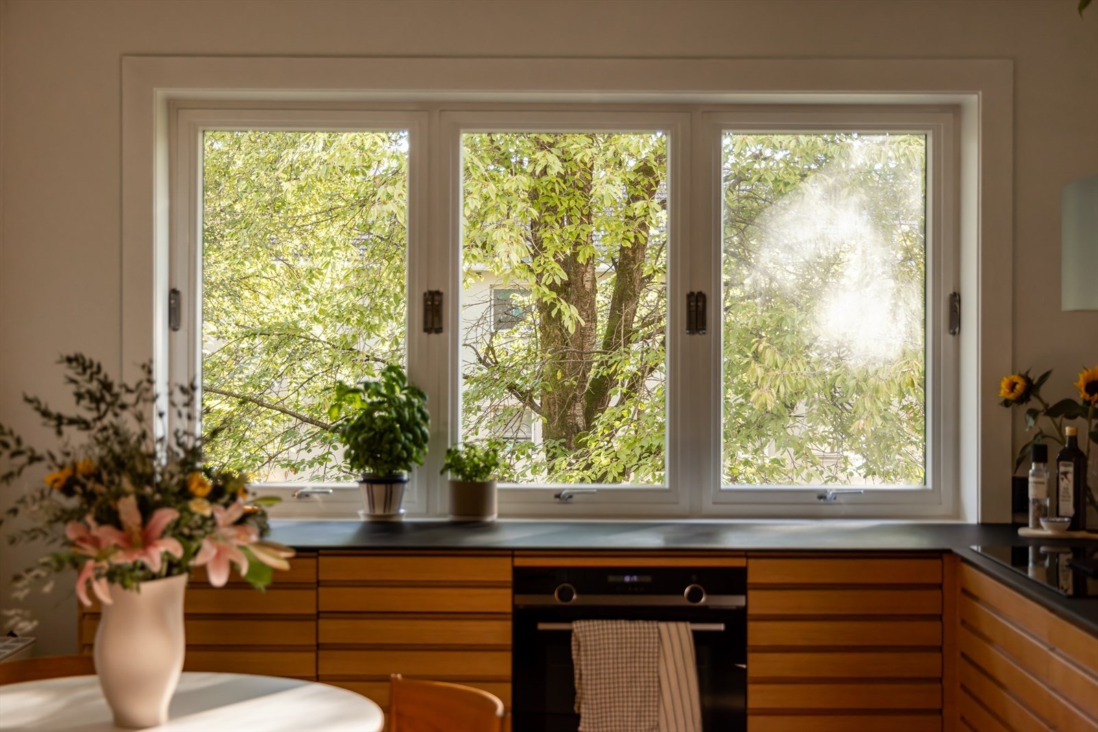 Kjøkkenet er fullt utstyrt med integrert kjøl/frys, Siemens oppvaskmaskin, Siemens stekeovn, innebygget induksjonstopp fra Elica med integrert ventilasjon, samt komfyrvakt for ekstra sikkerhet Galleribilde