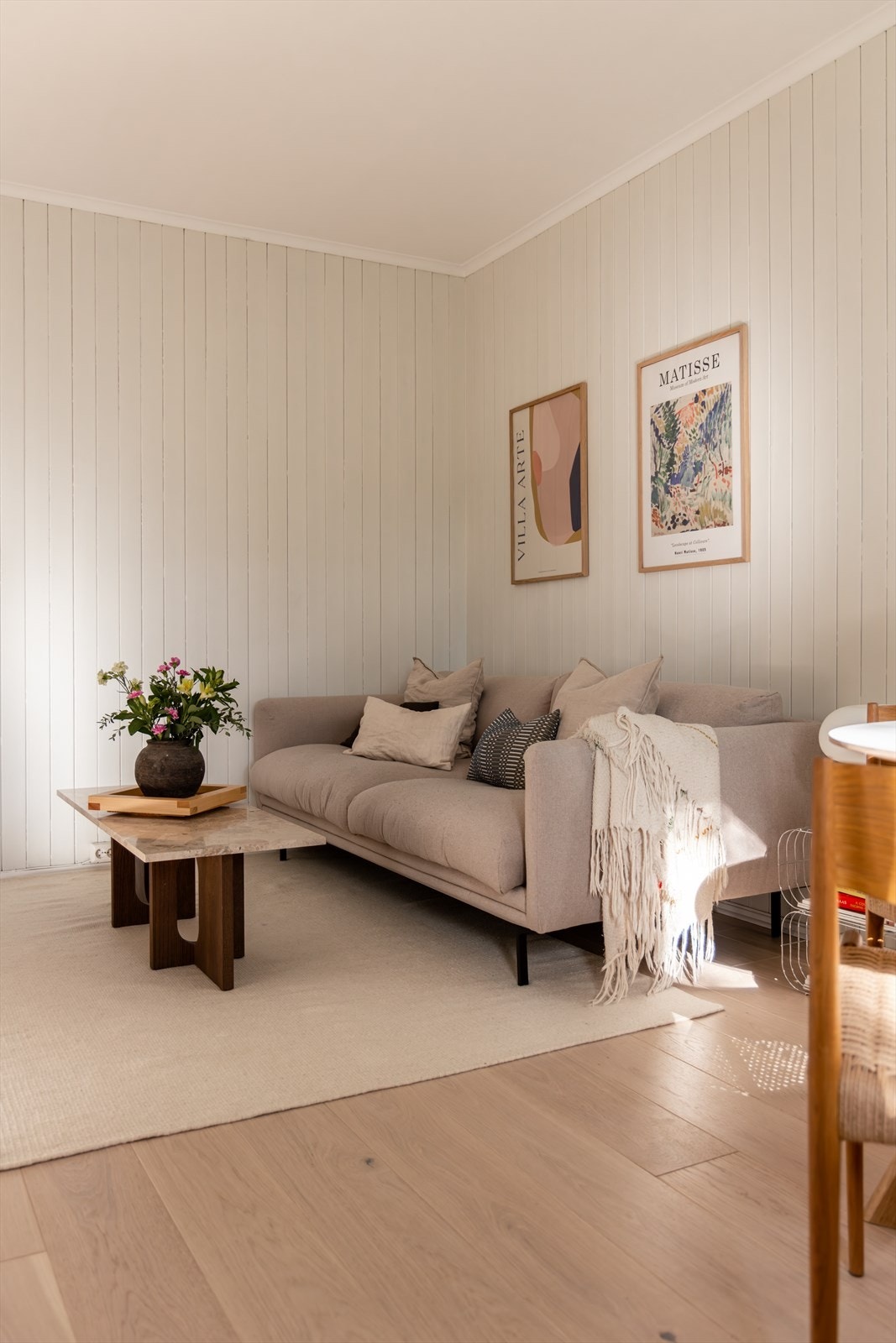 Leiligheten ble malt i 2022 og fremstår moderne med delikat fargepalett Galleribilde