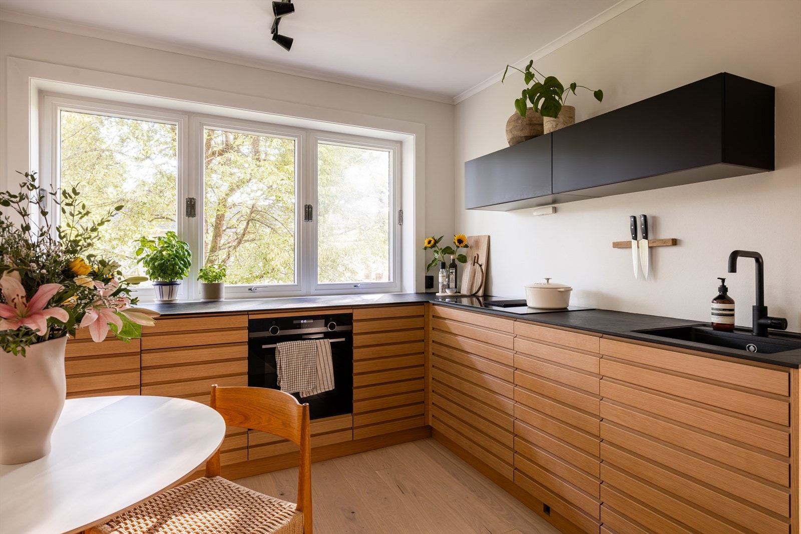 Fra kjøkkenbenken har du nydelig utsyn over den grønne og frodige bakgården! Her er det virkelig hyggelig å lage mat! Galleribilde