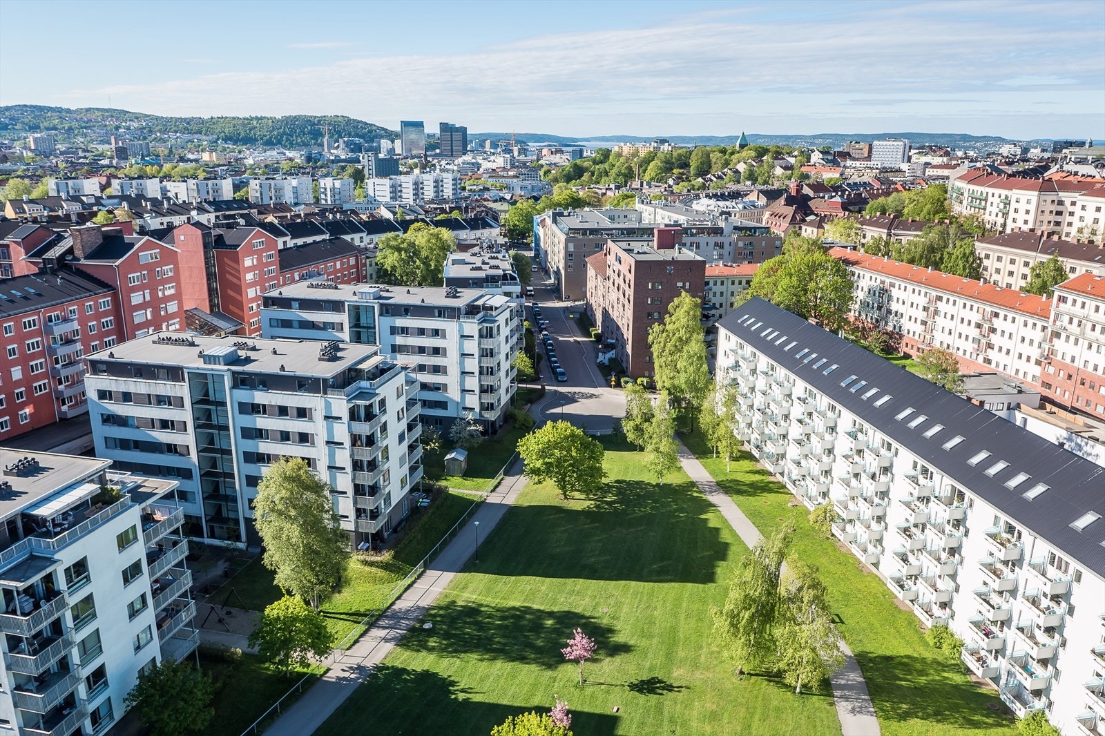 Vakre Iladalen park ligger innen kort gangavstand fra leiligheten og er en rolig og et flott parkanlegg med fine turveier og ligger i umiddelbar nærhet til leiligheten. Supersentral men likevel tilbaketrukket. Galleribilde
