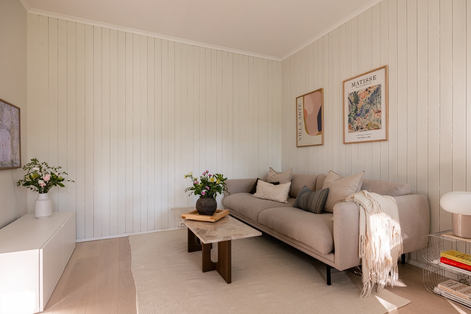 Stuen er et meget tiltalende oppholdsrom med rikelig plass til komfortabel sofagruppe med tilhørende møblement. Galleribilde