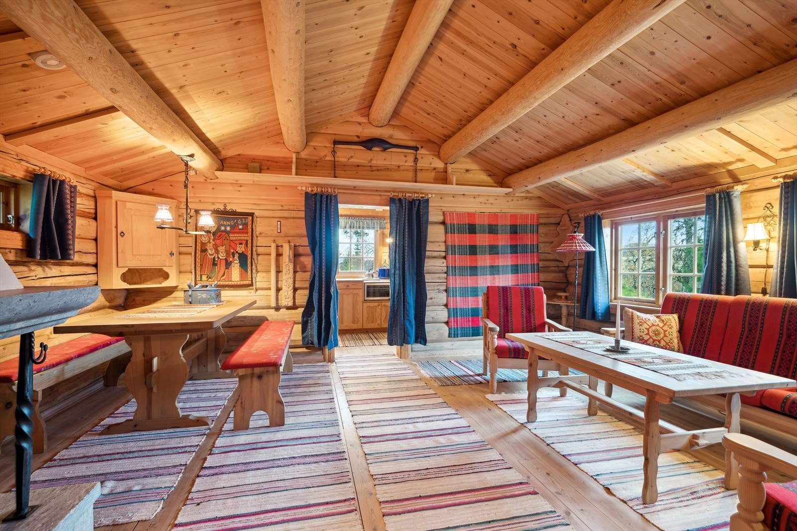 I hytta er det en stor, fin og romslig stue. Galleribilde