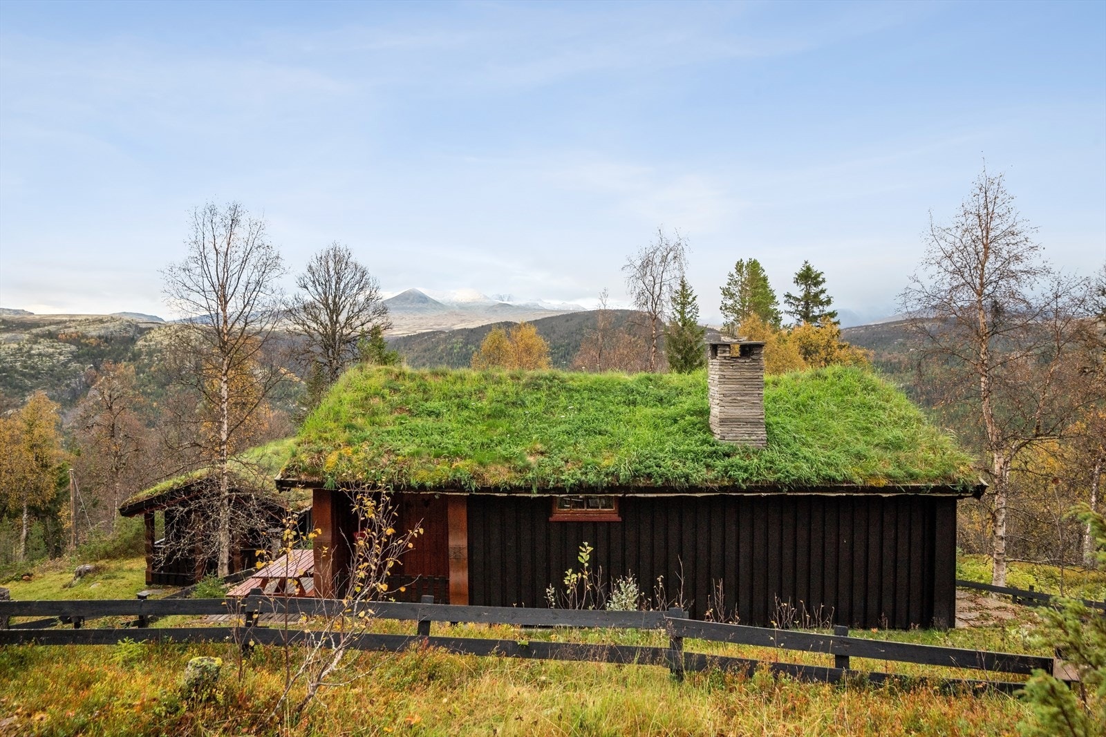 Fra eiendommen har man flott utsikt inn mot Rondane. Galleribilde