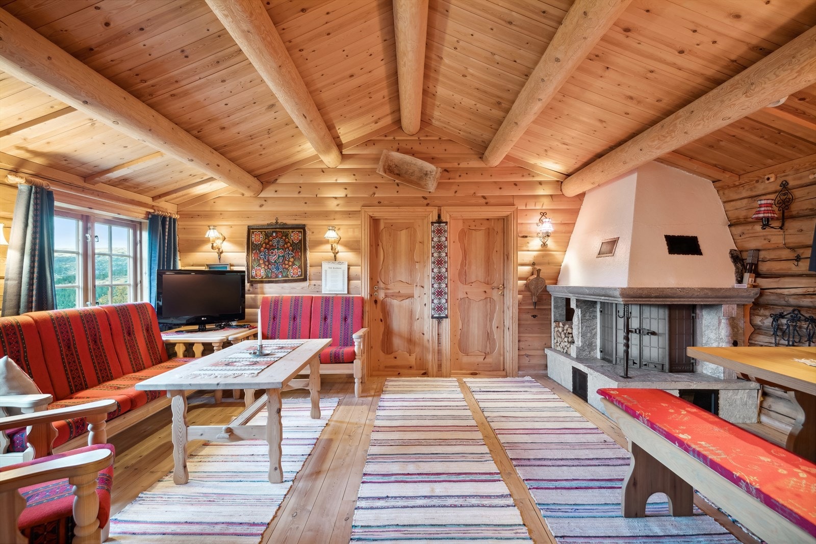 I stua er det også en stor og fin lukket peis. Galleribilde