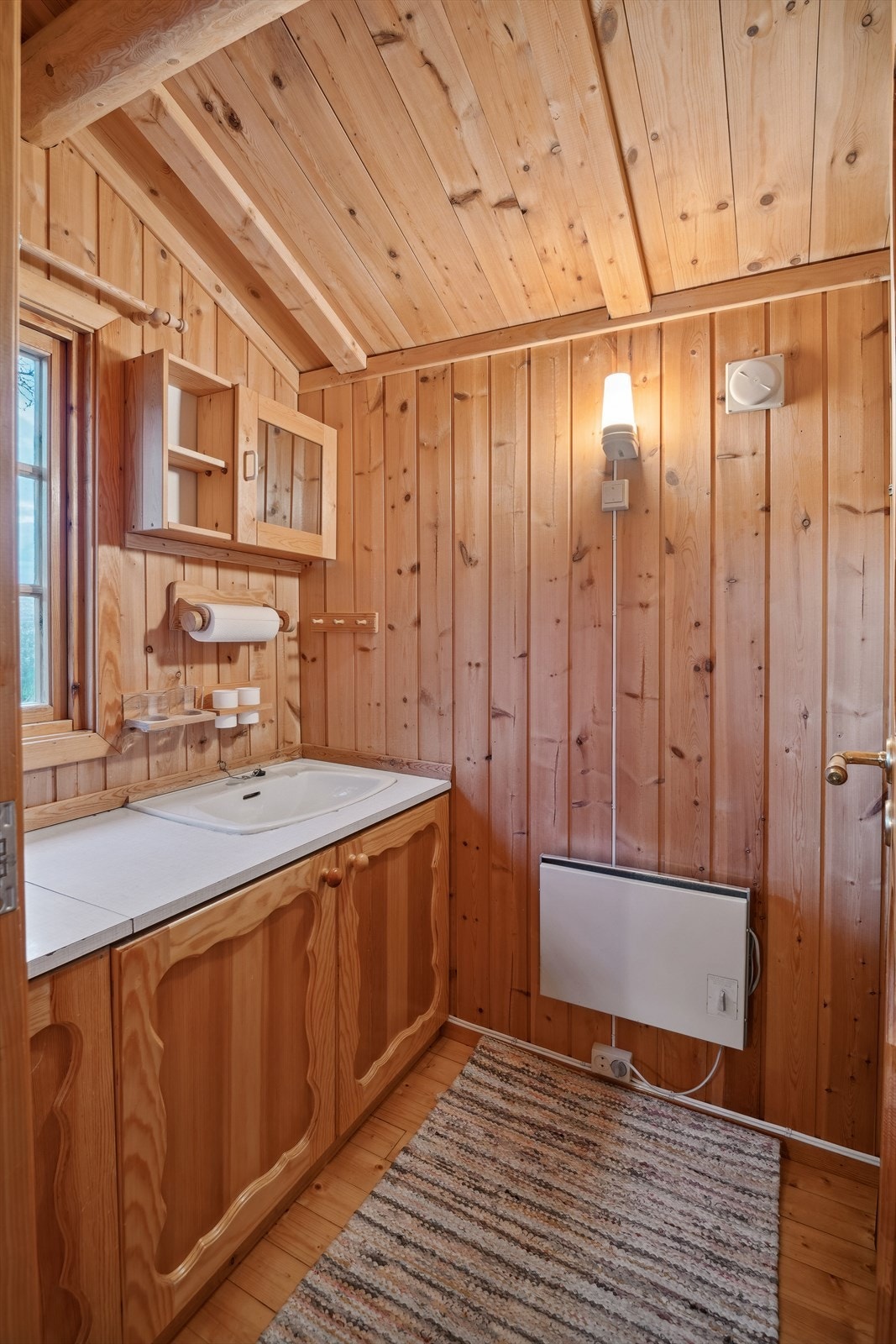 Innenfor kjøkkenet er det et velfungerende hyttebad/stellerom. Galleribilde