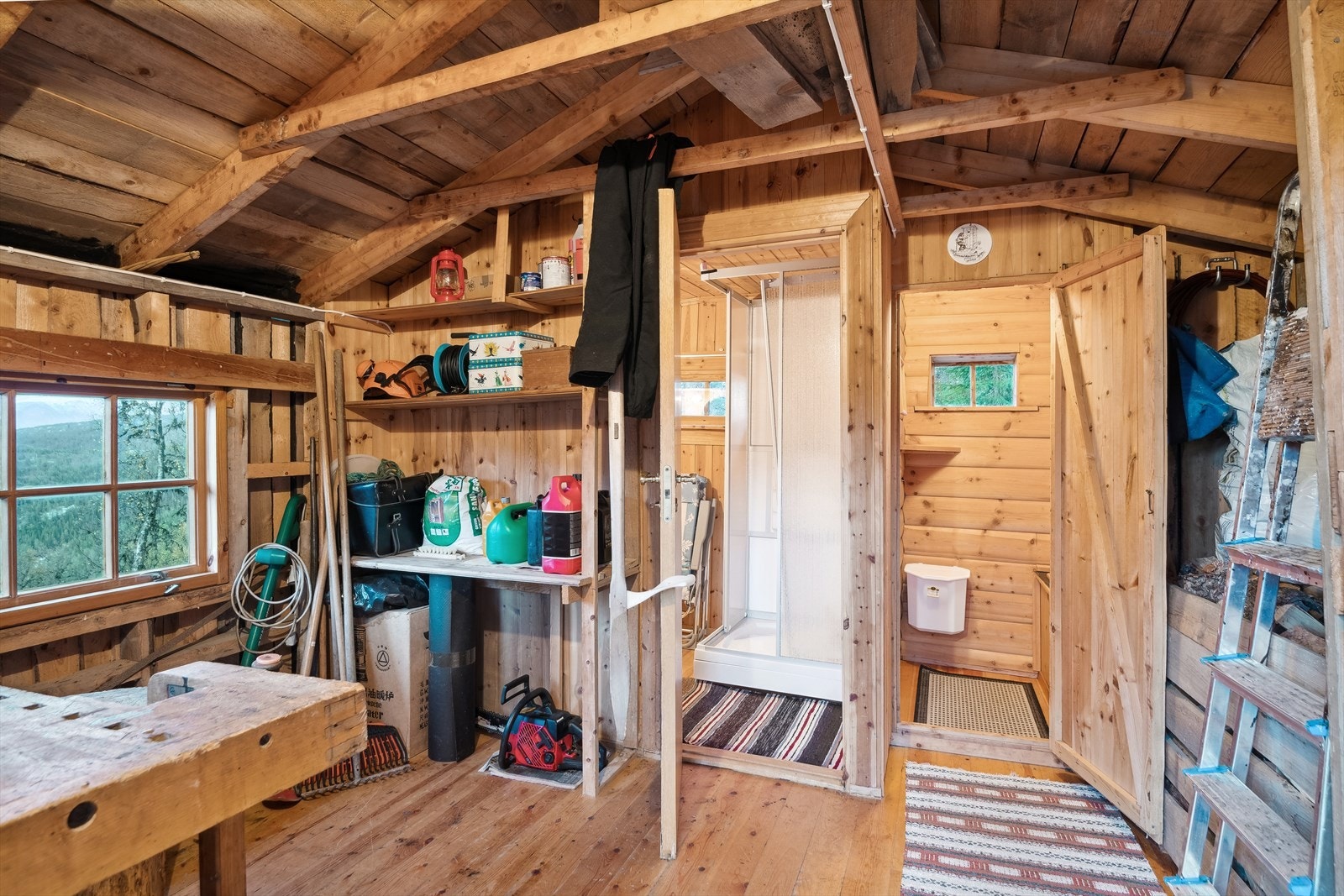 I uthuset er det et enklere hyttebad, utedo og ellers oppbevaringsplass. Galleribilde