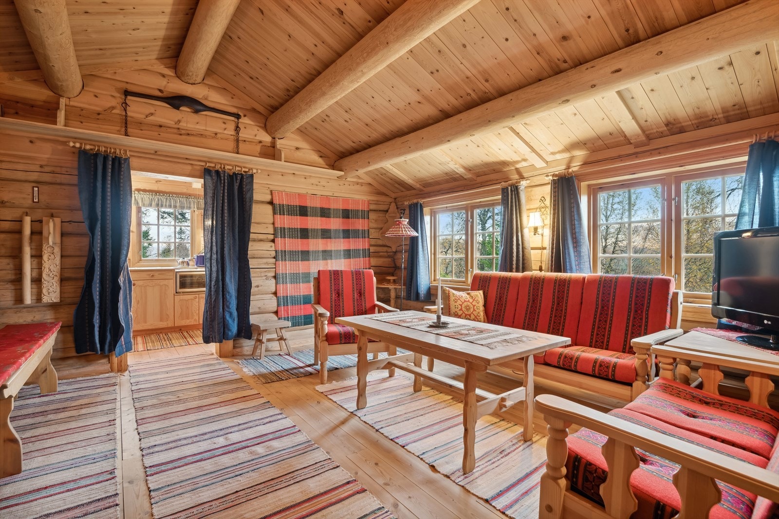 Hytta, uthuset og annekset har innlagt strøm. Galleribilde