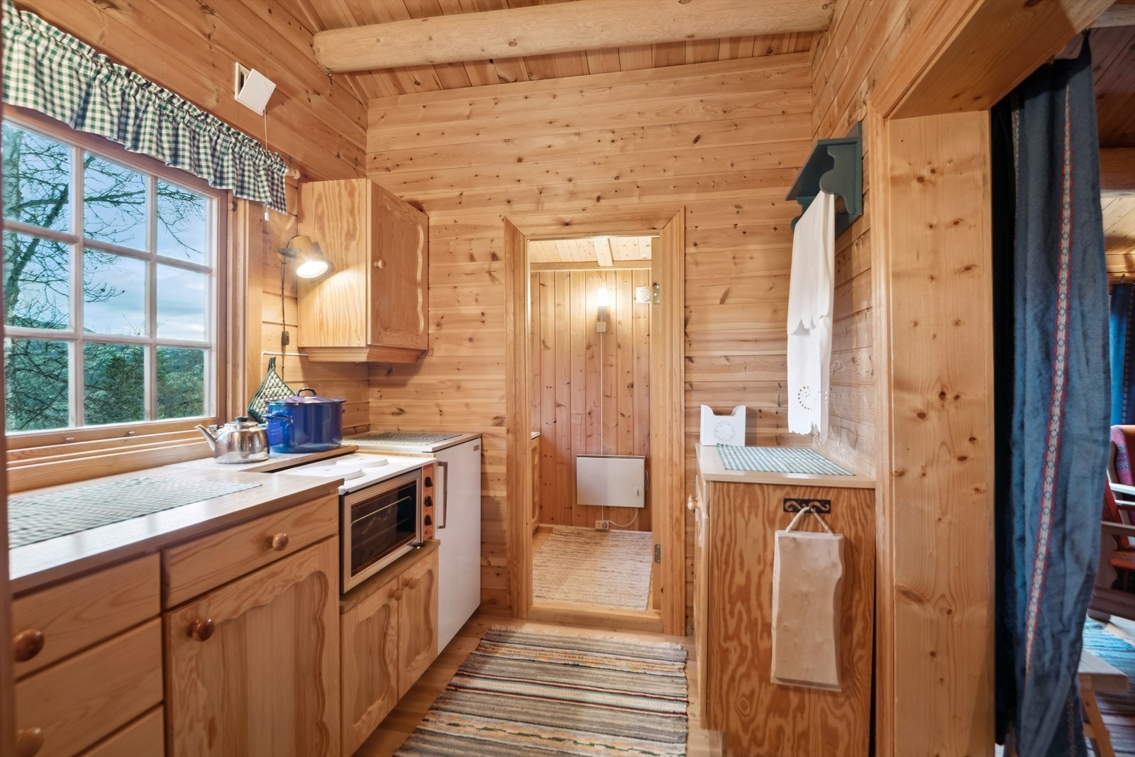 Innenfor stua er det et fint, solid og praktisk kjøkken. Galleribilde