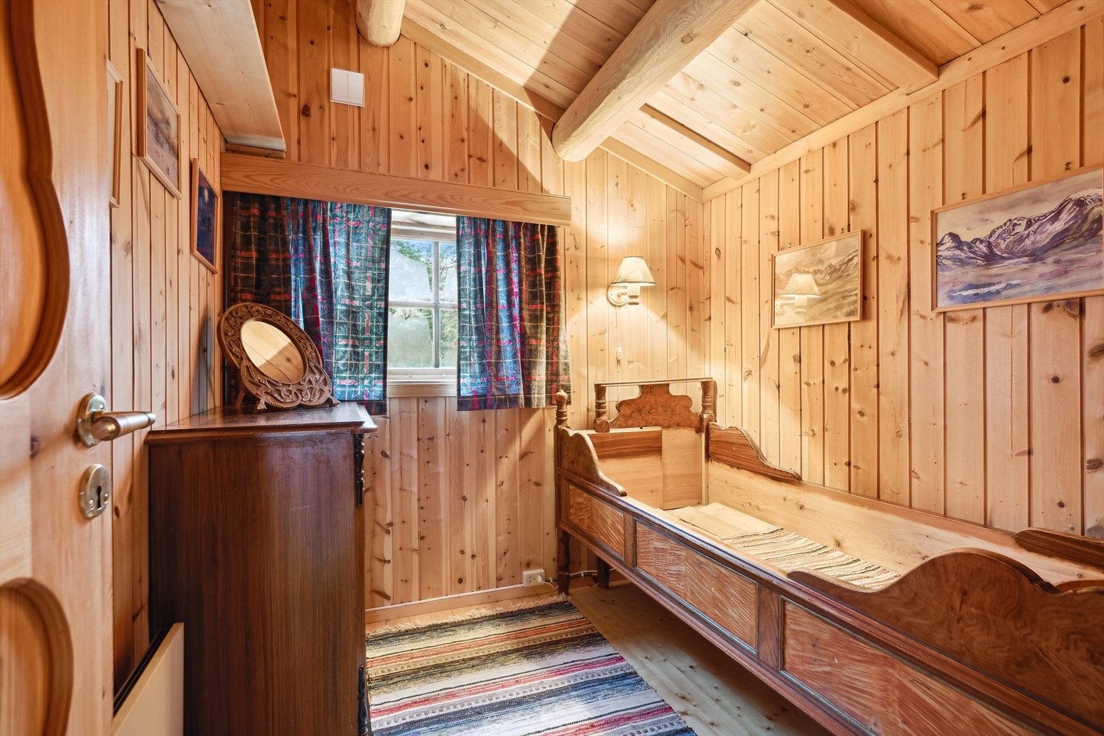 Det er to soverom i hovedhytta. Her er det ene.. Galleribilde