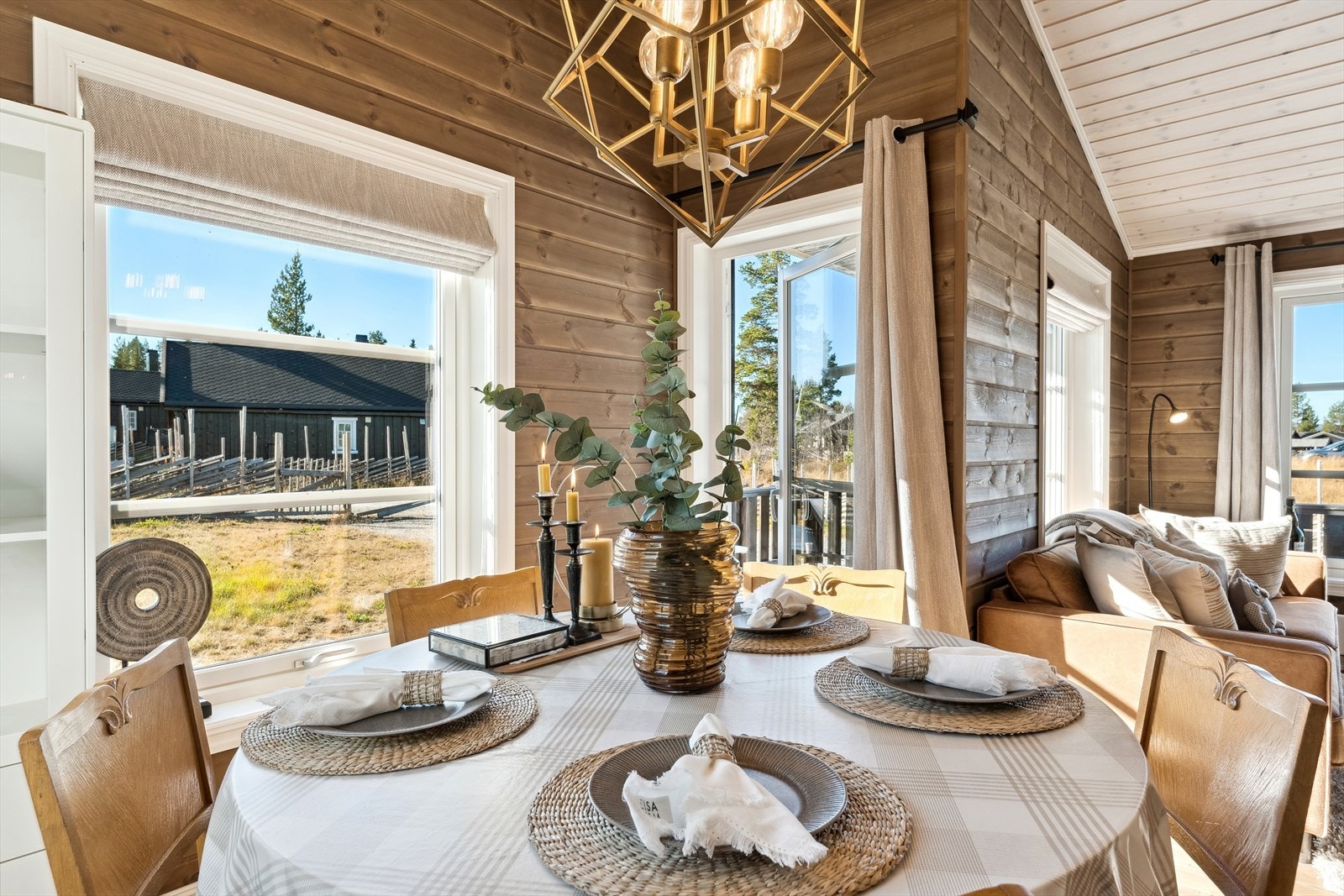 Fra spisestuen er det utgang til terrassen. Galleribilde