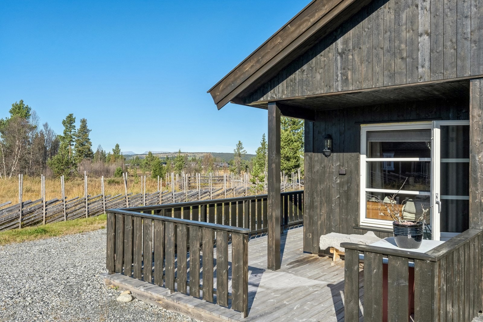 Fra eiendommen er det fin utsikt mot stølsområder og flotte fjell. Galleribilde